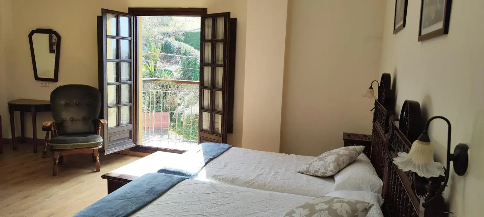 Classic Quadruple Room in El Mirador de Deva Classic Quadruple Room in El Mirador de Deva