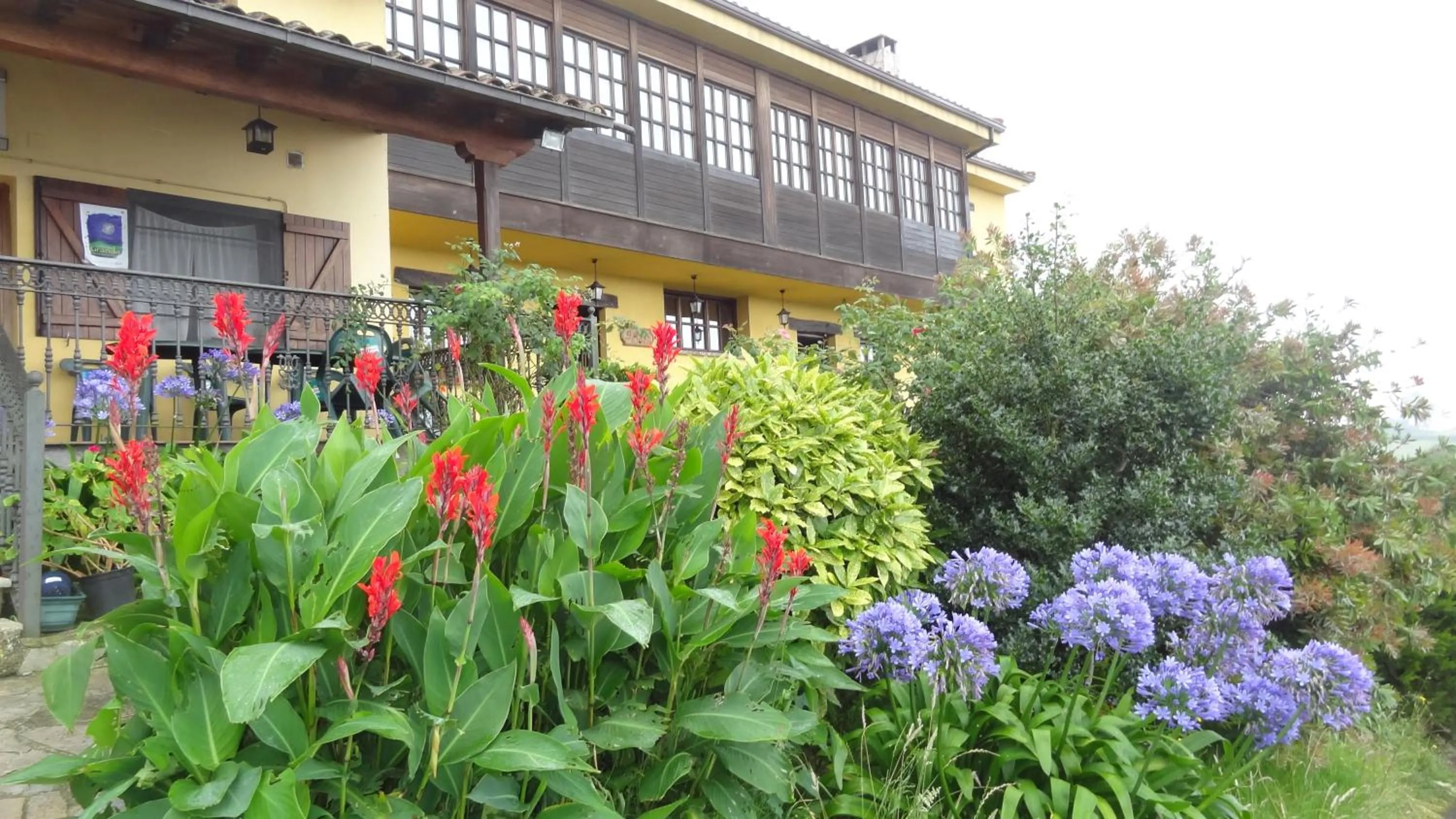 Property building in El Mirador de Deva