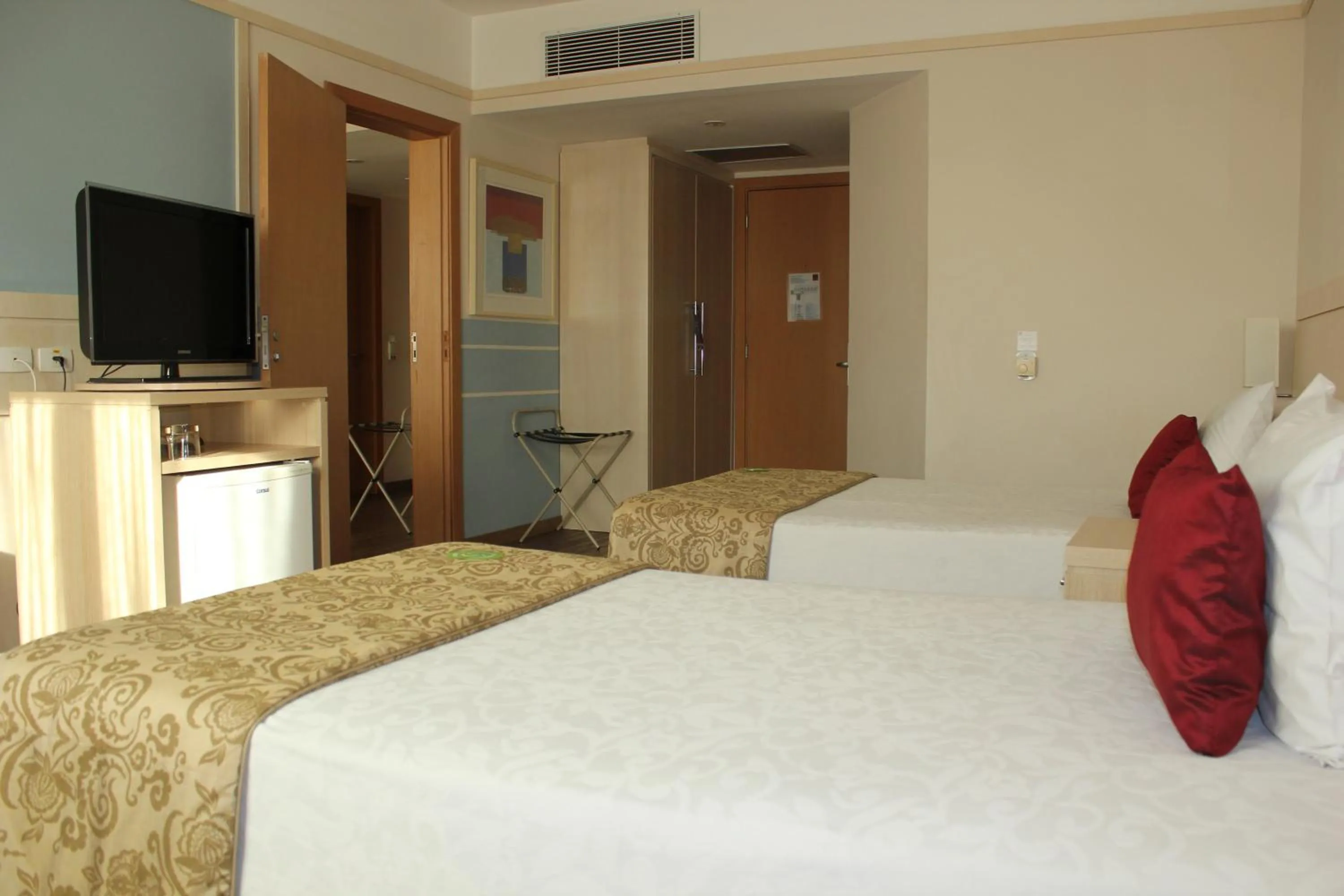Photo of the whole room, Bed in Comfort Suites Londrina