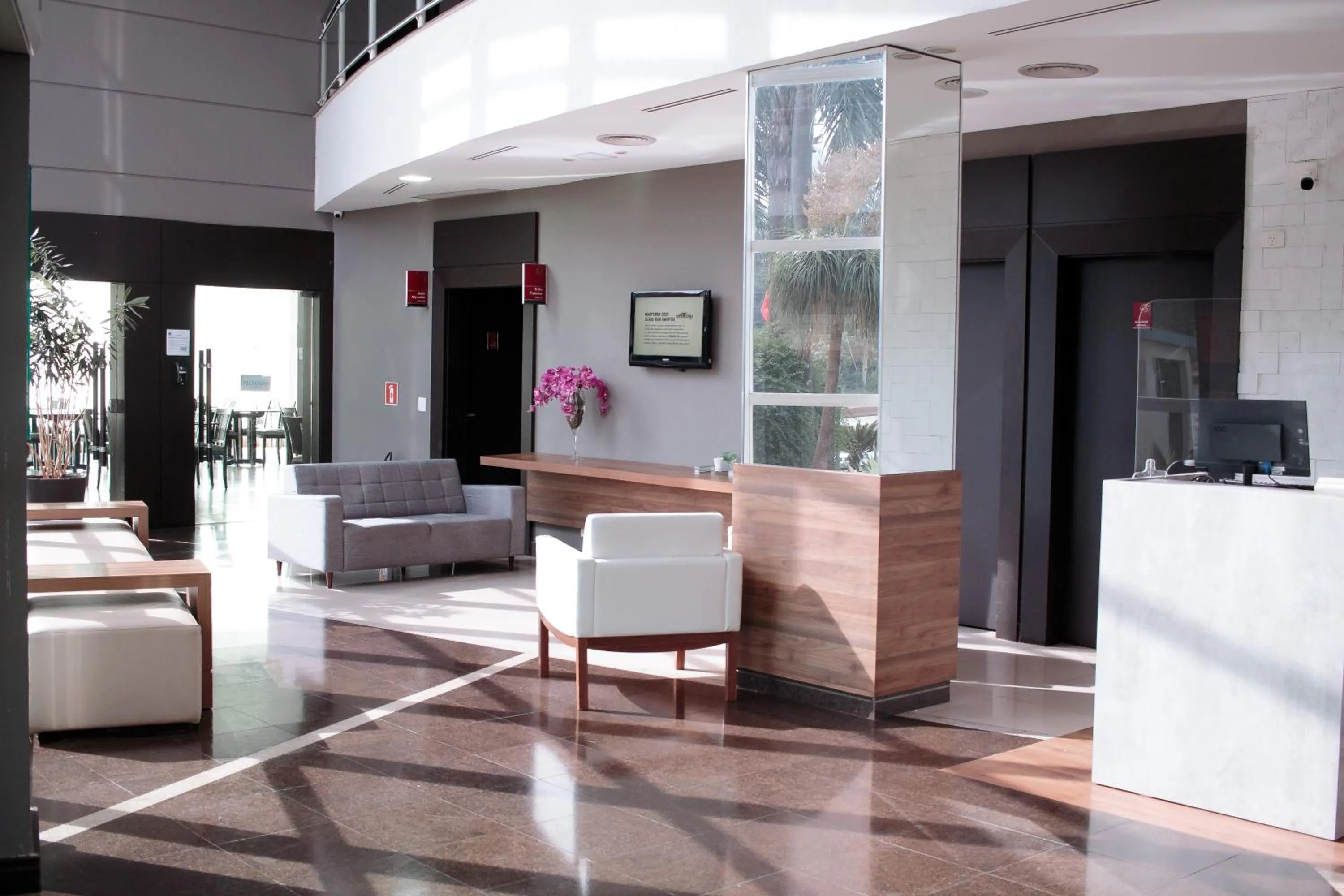 Lobby or reception in Comfort Suites Londrina