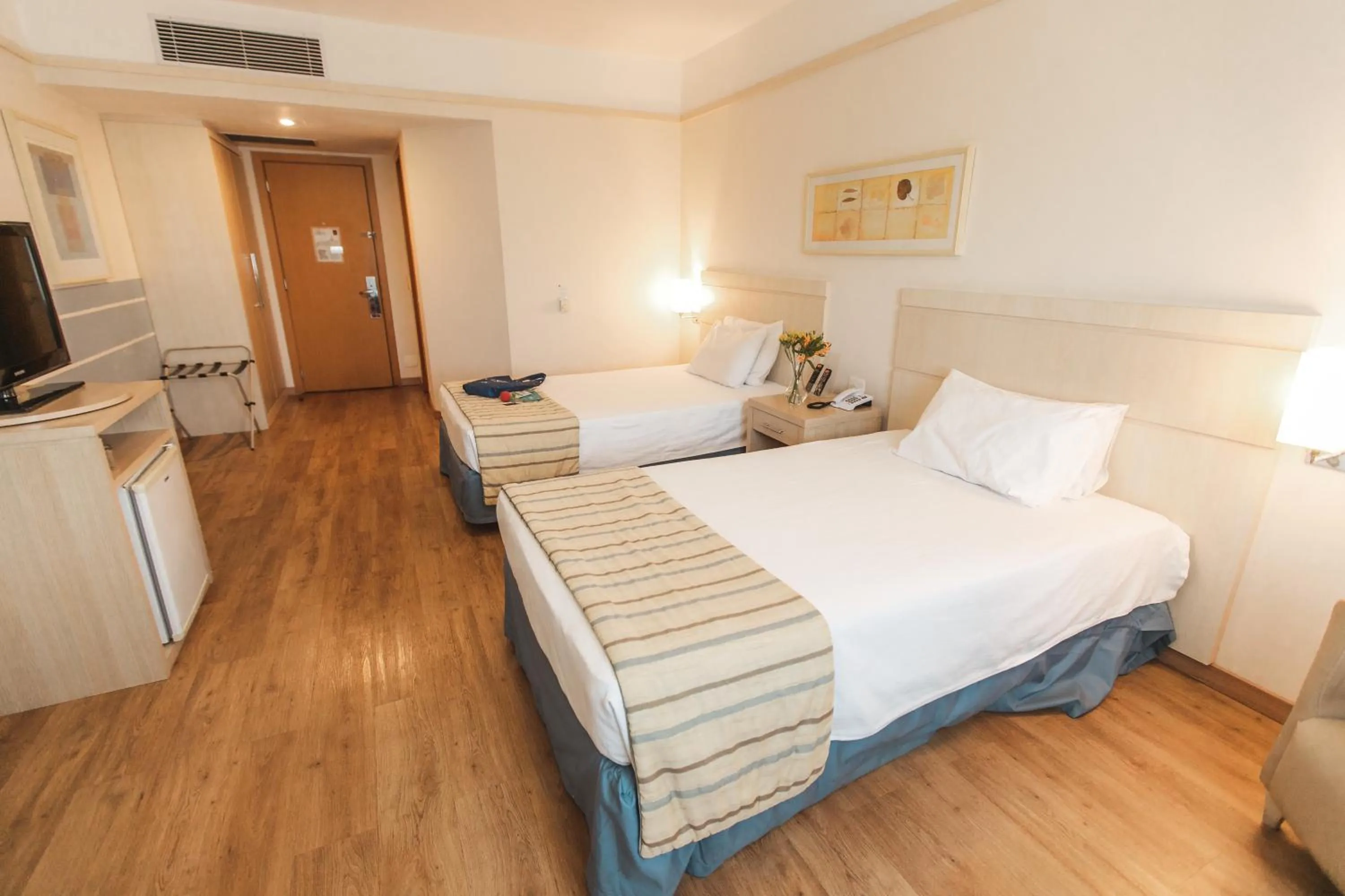 Photo of the whole room, Bed in Comfort Suites Londrina
