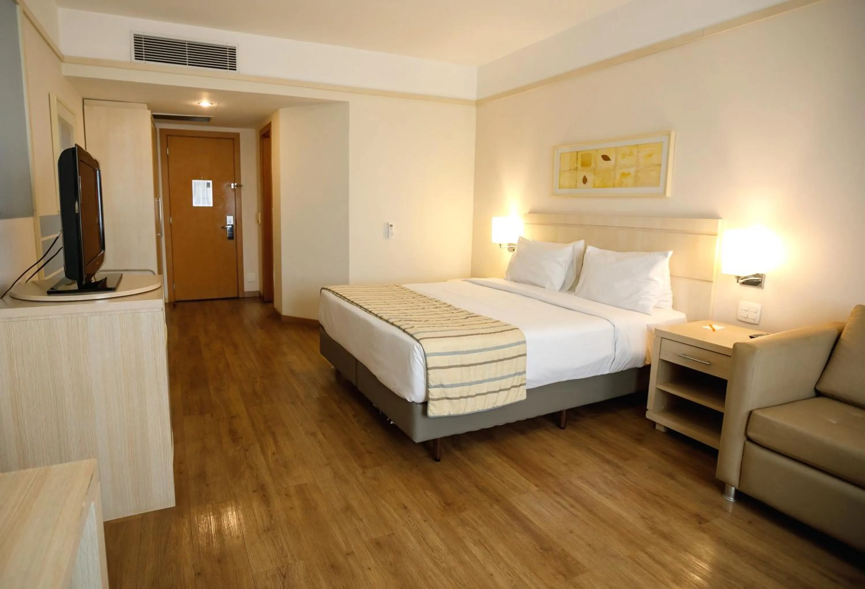 Photo of the whole room, Bed in Comfort Suites Londrina