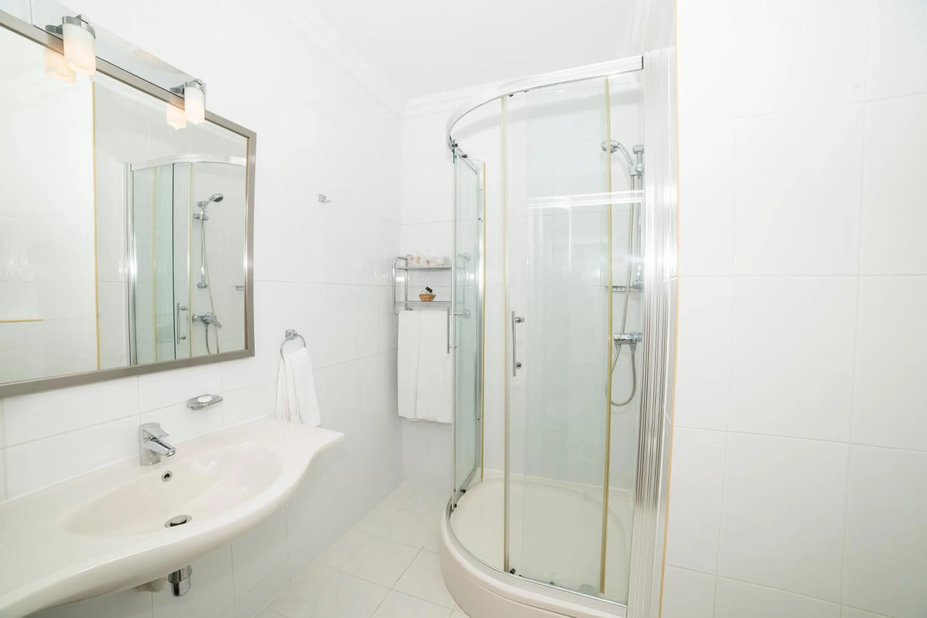 Shower in Hotel Elegance NV