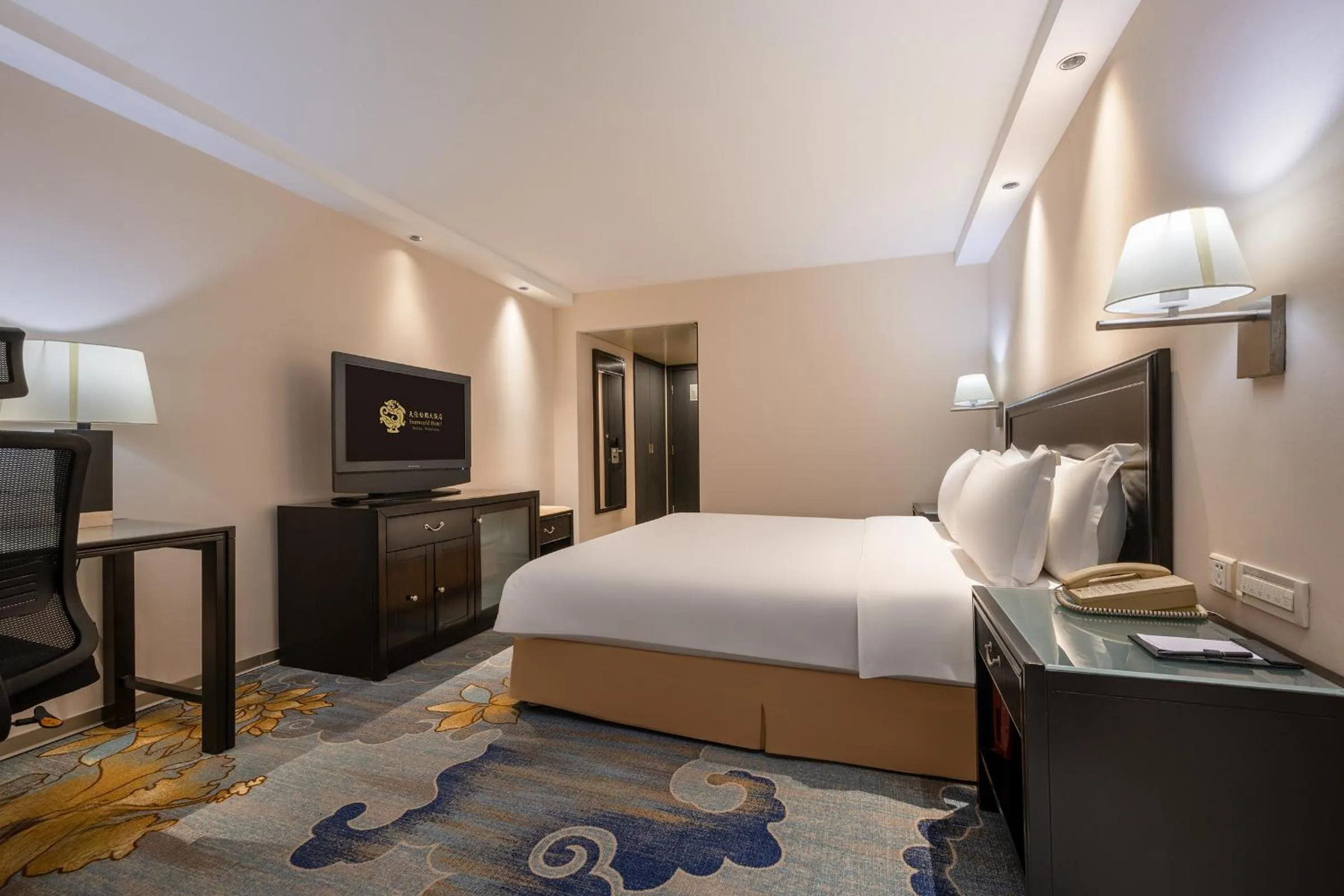 Photo of the whole room, Bed in Sunworld Hotel Wangfujing