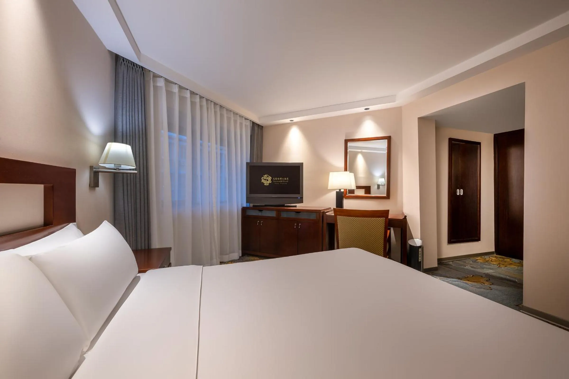 Photo of the whole room, Bed in Sunworld Hotel Wangfujing