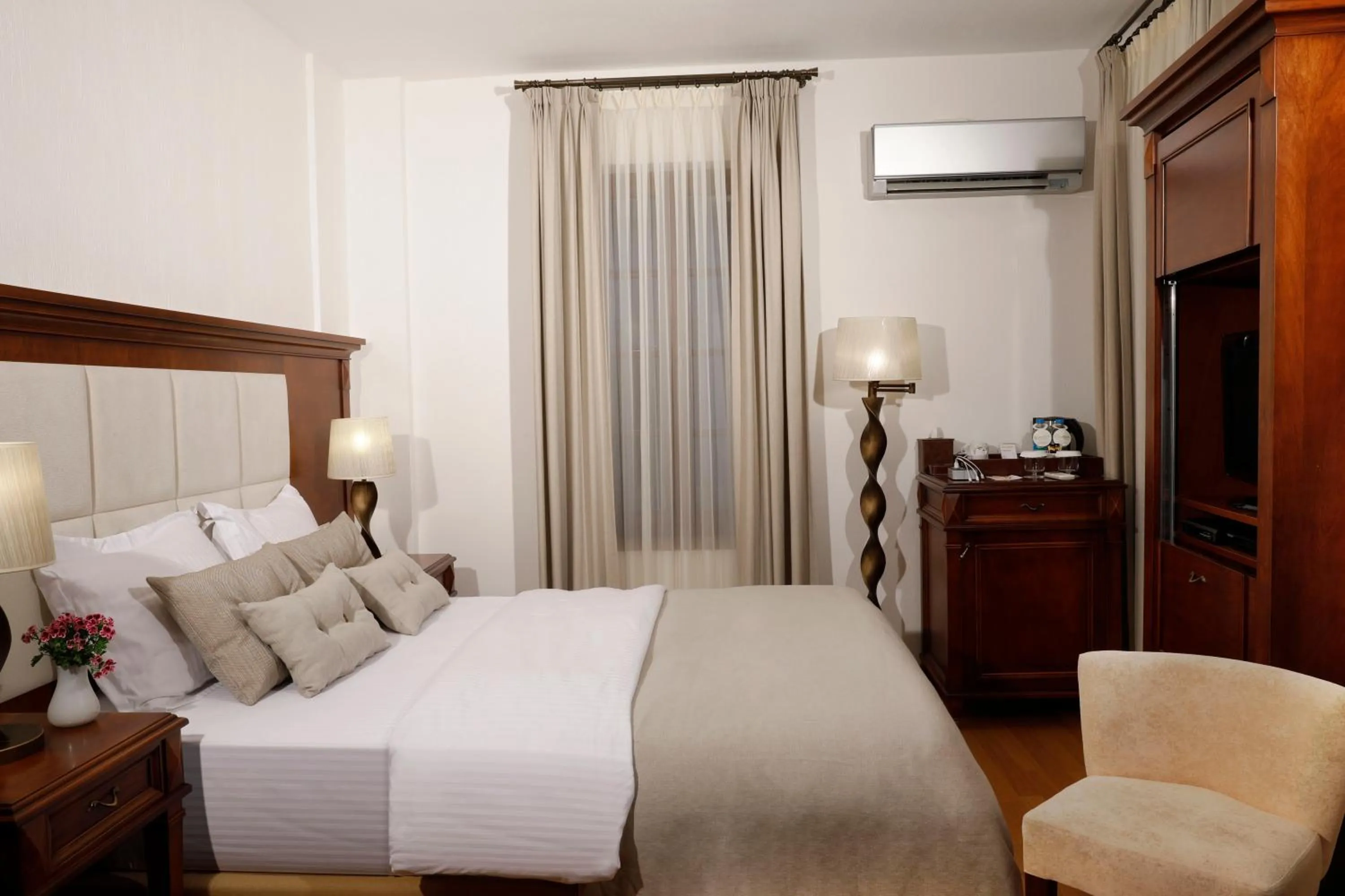 Bed in YundAntik Cunda Konaklari