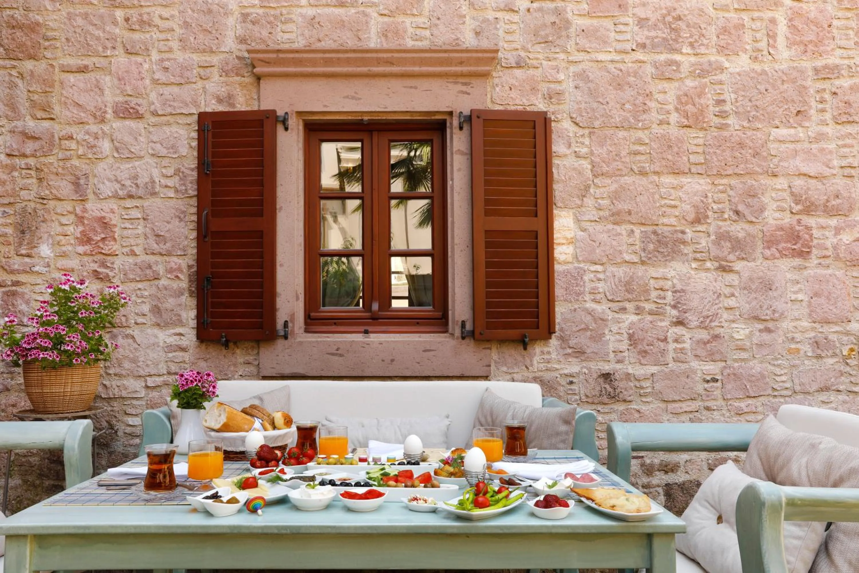 Food and drinks in YundAntik Cunda Konaklari