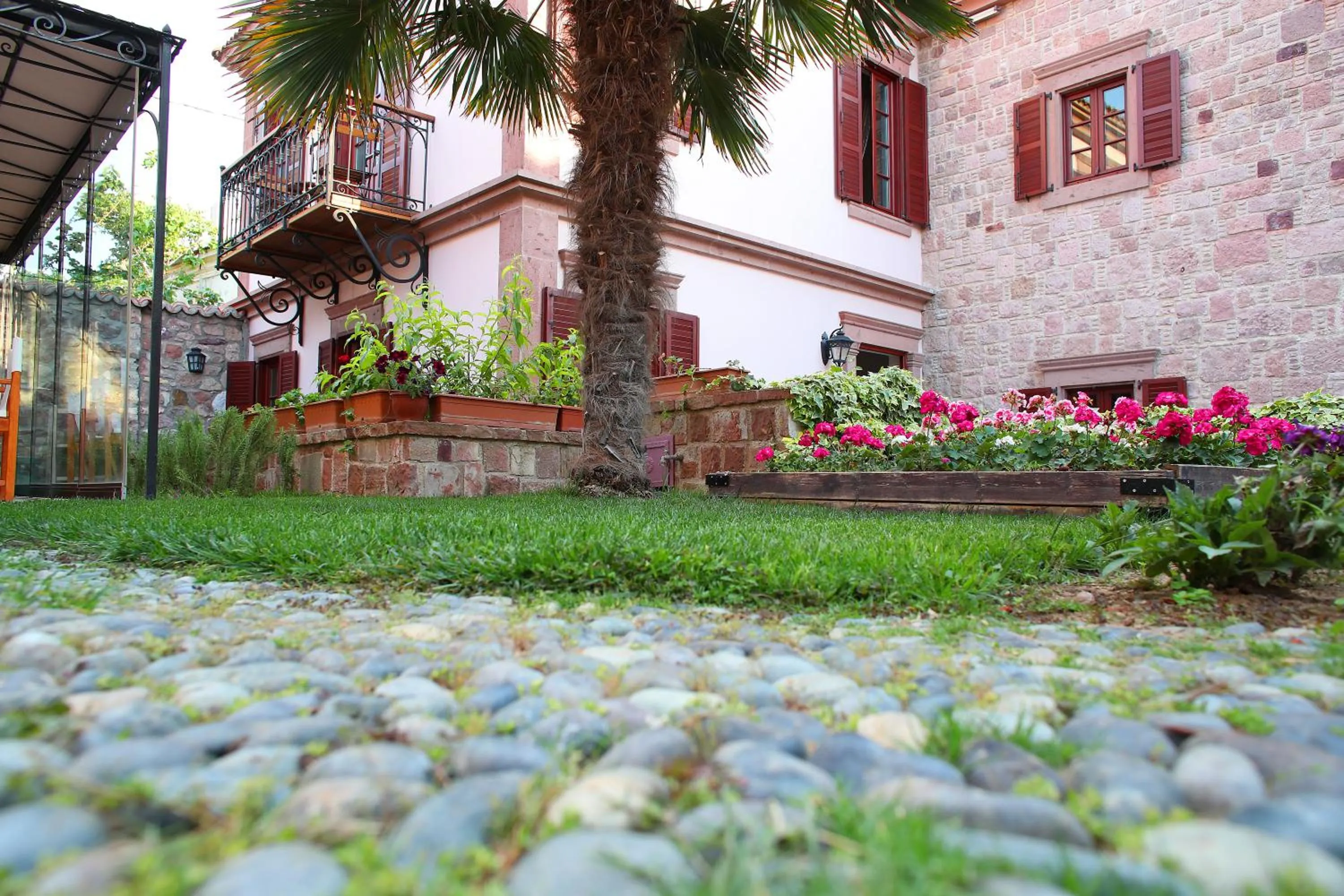 Garden in YundAntik Cunda Konaklari