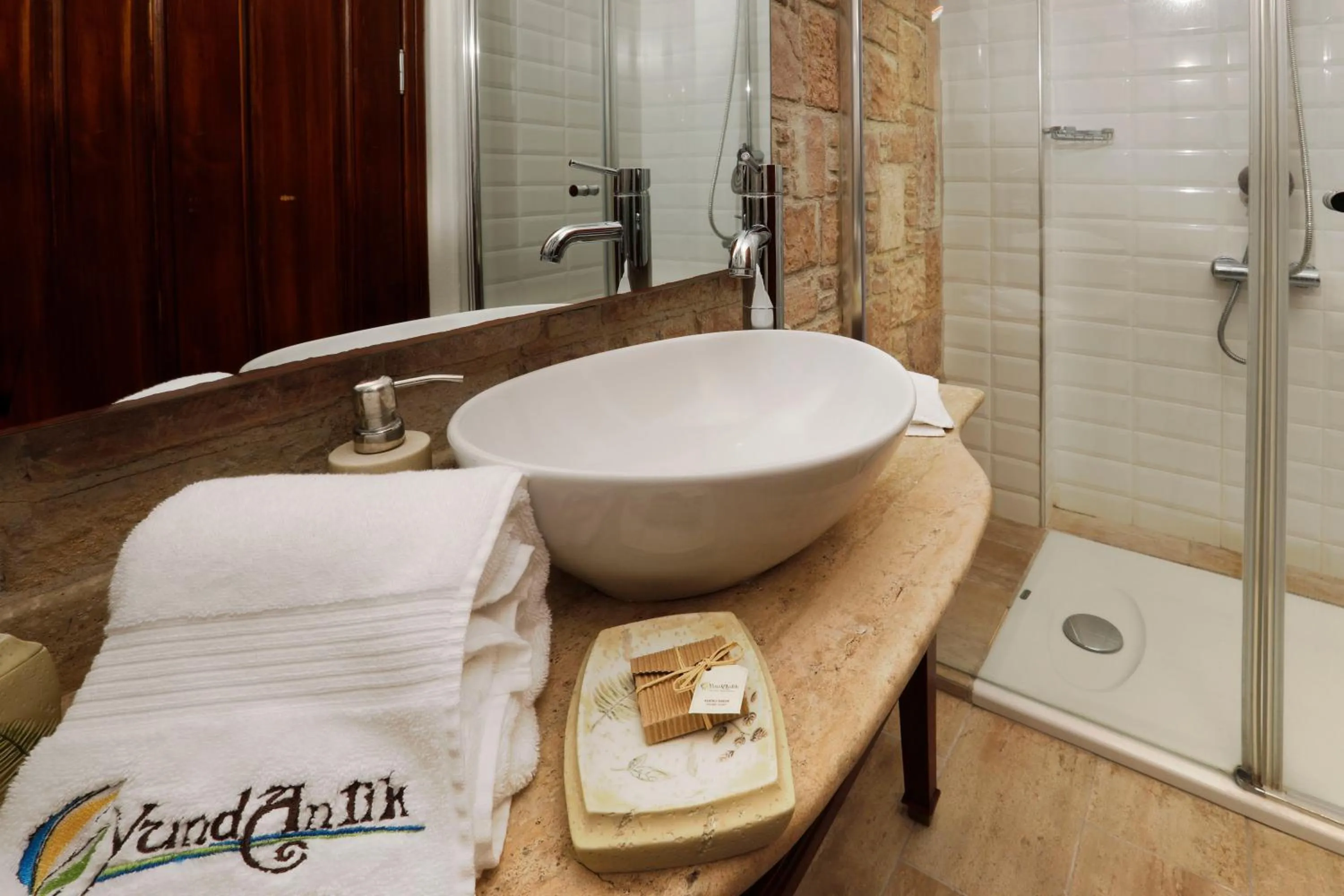 Shower in YundAntik Cunda Konaklari