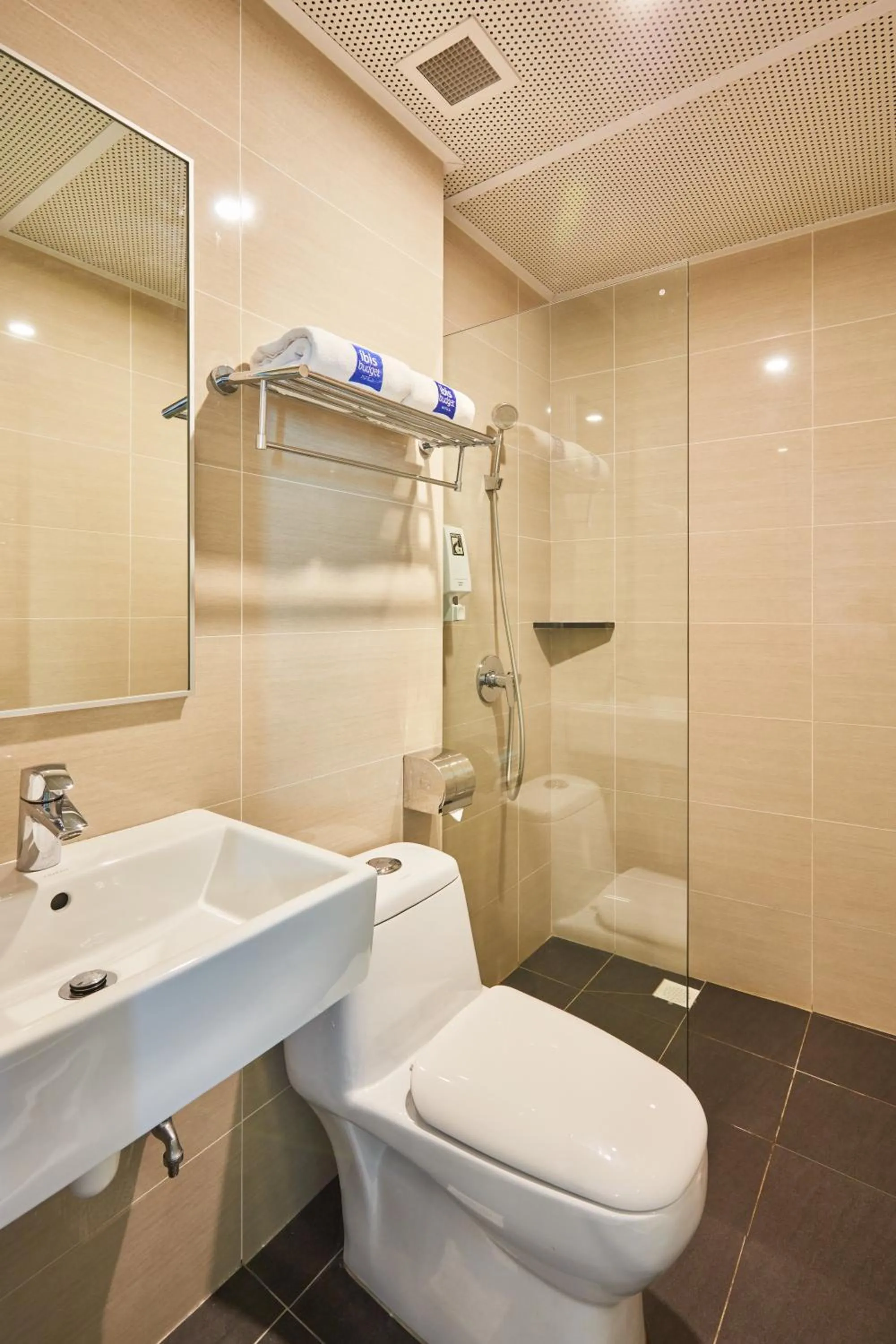 Bathroom in ibis budget Singapore Emerald