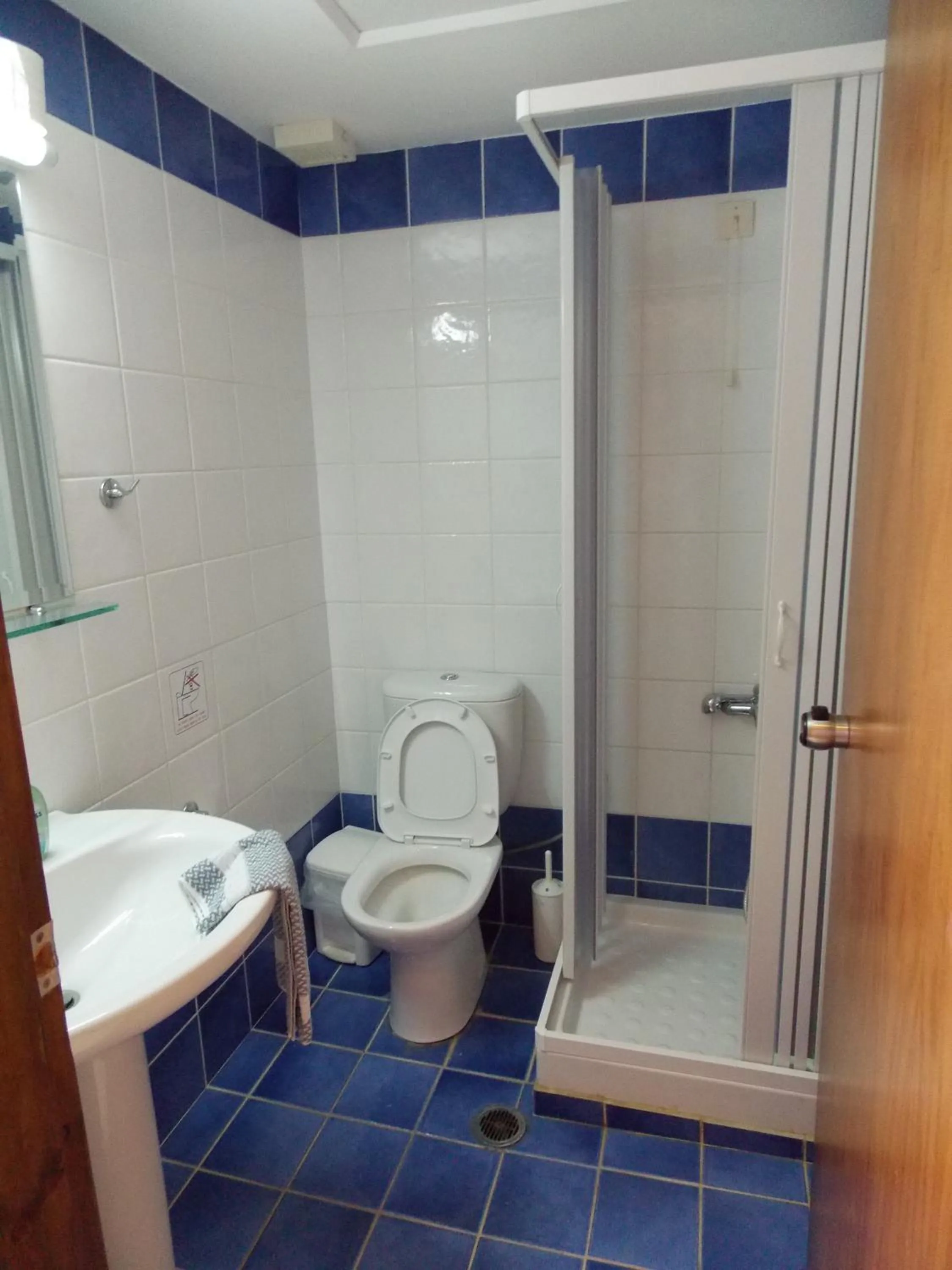 Toilet in Akatos Hotel