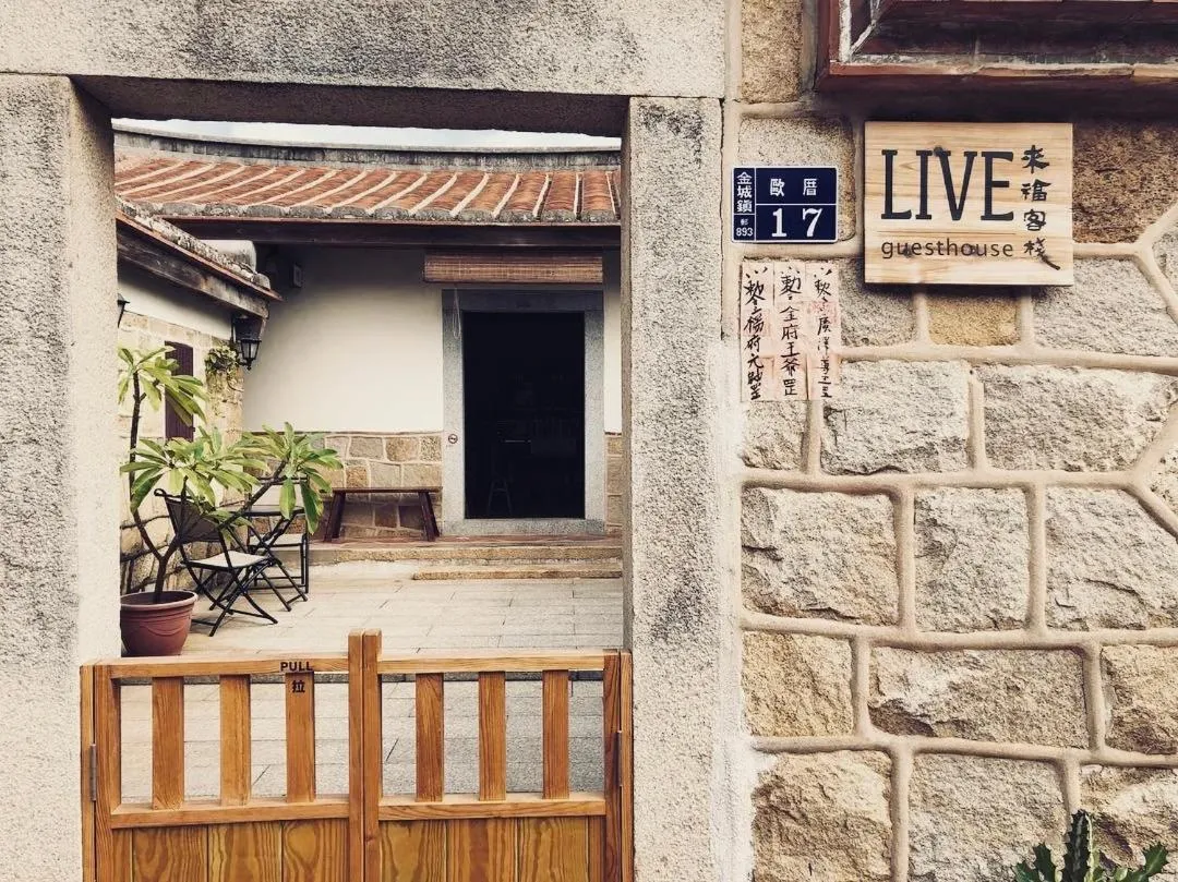 Facade/entrance in Live Guest House