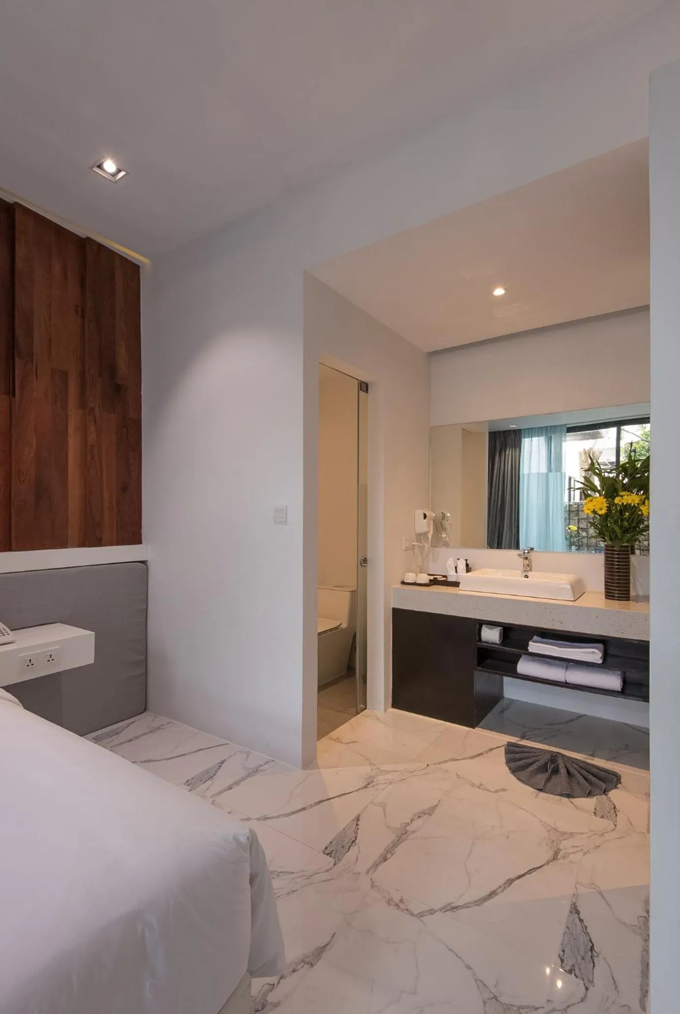 Shower, Bed in King Rock Residence