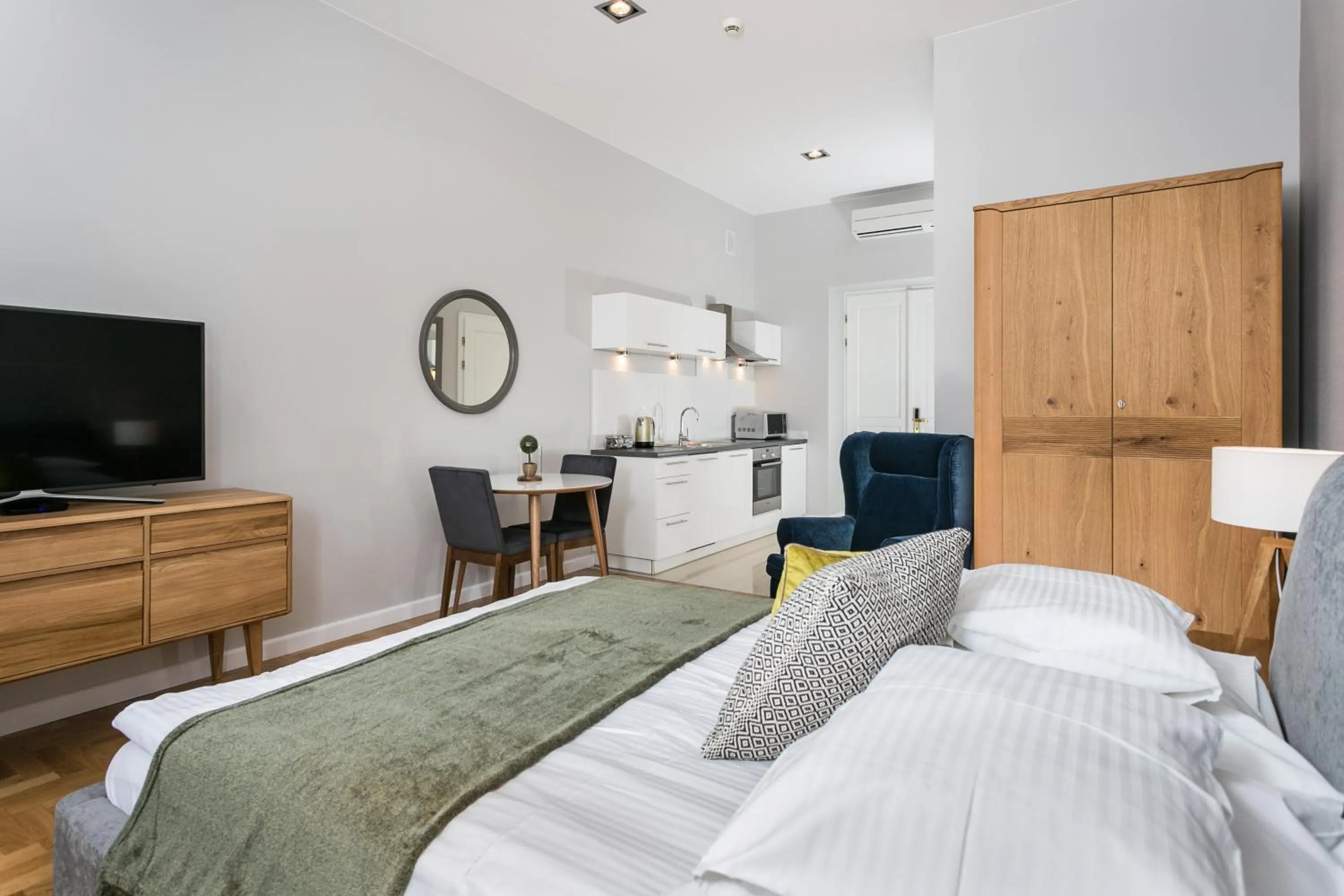 Photo of the whole room, Bed in Venetian House Market Square Aparthotel