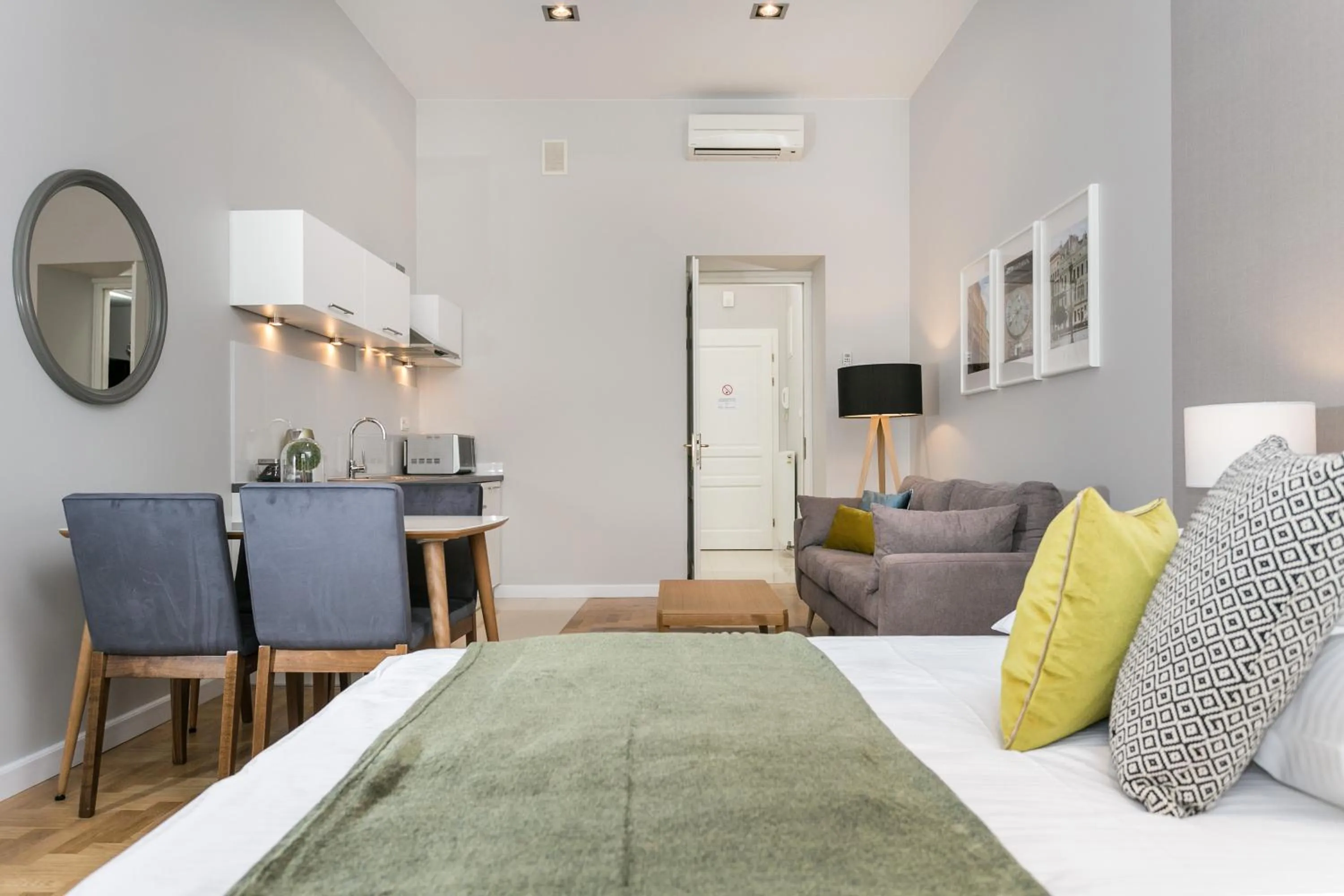 Photo of the whole room, Bed in Venetian House Market Square Aparthotel