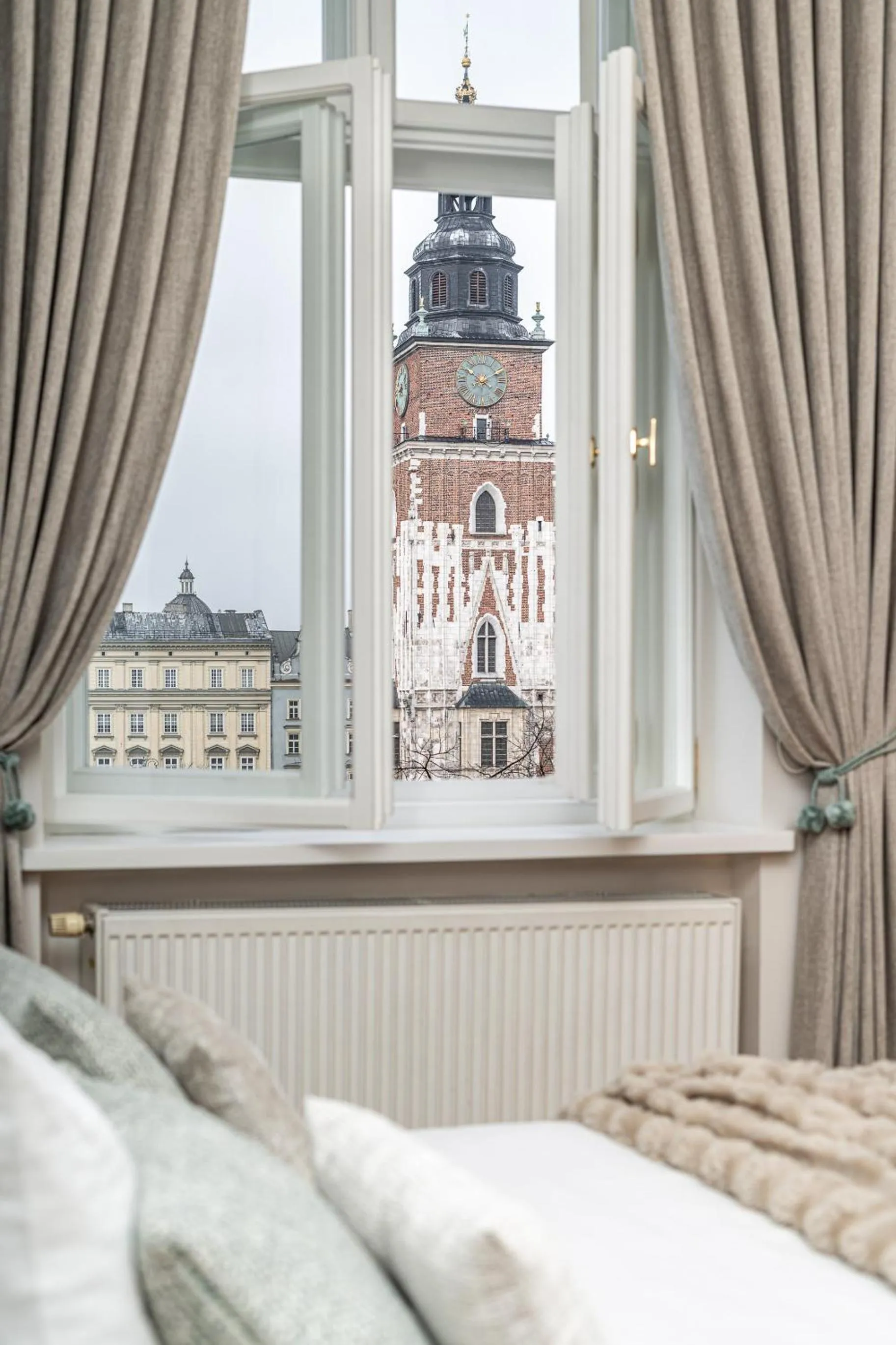 Bed in Venetian House Market Square Aparthotel