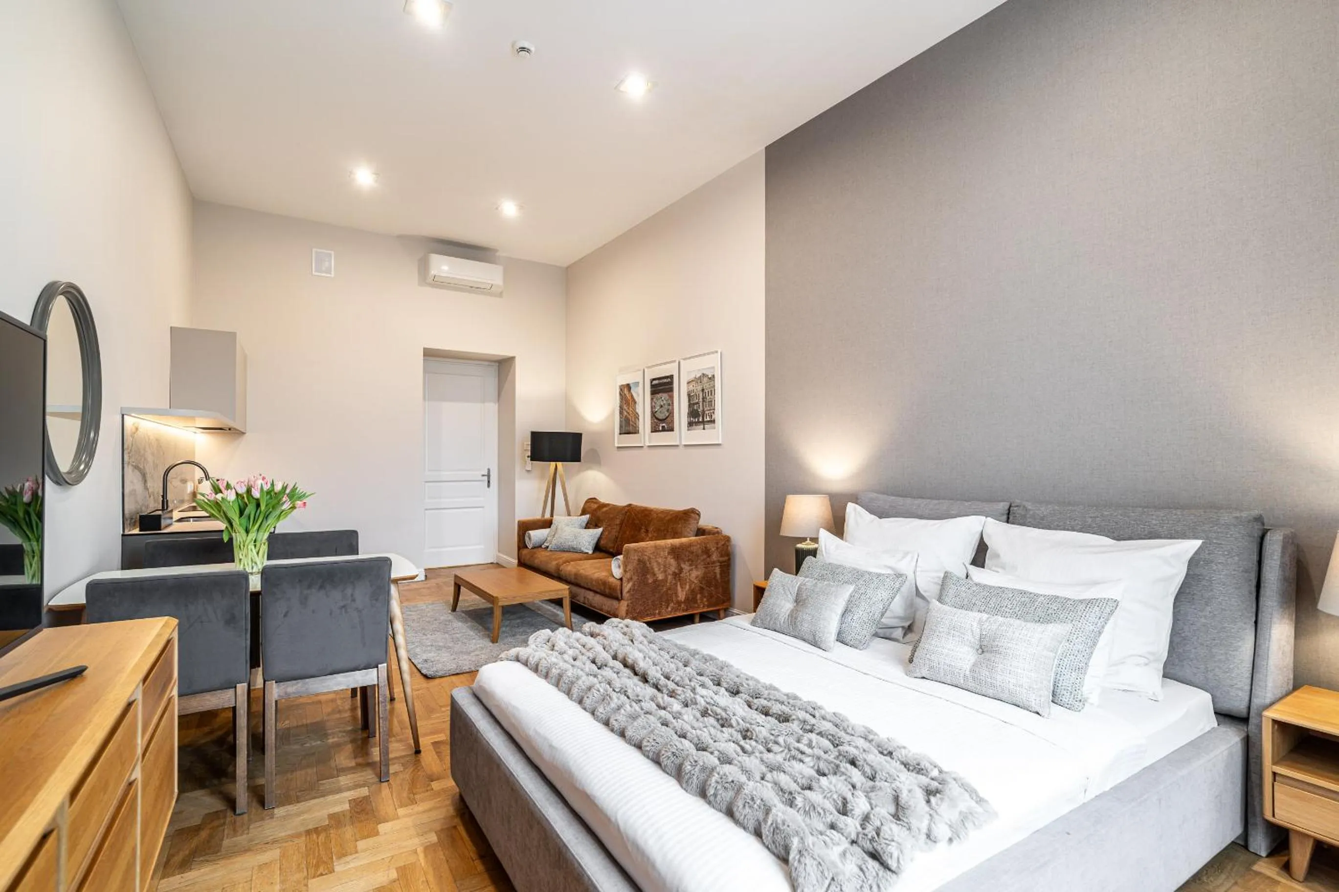 Bed in Venetian House Market Square Aparthotel