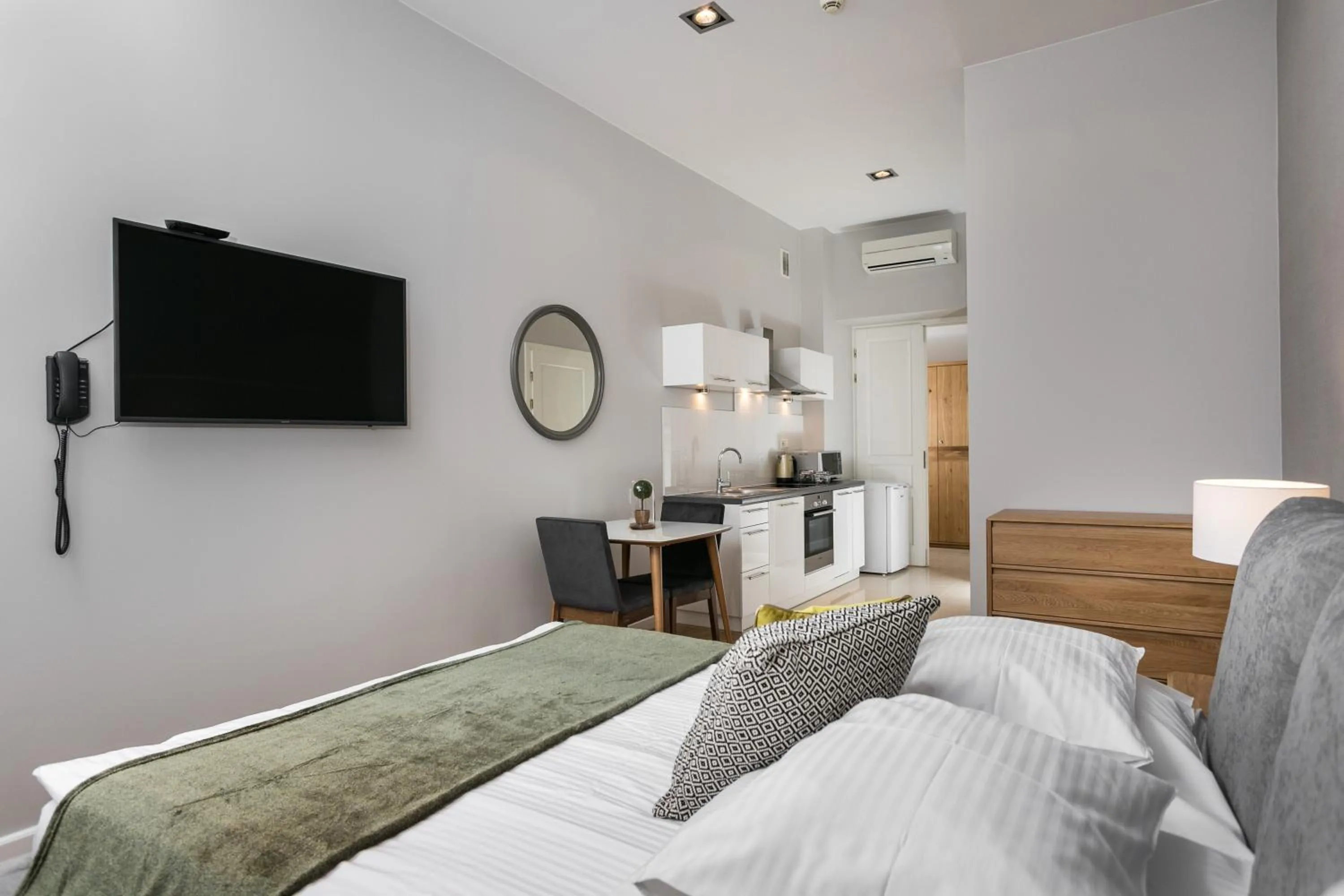 Photo of the whole room, Bed in Venetian House Market Square Aparthotel