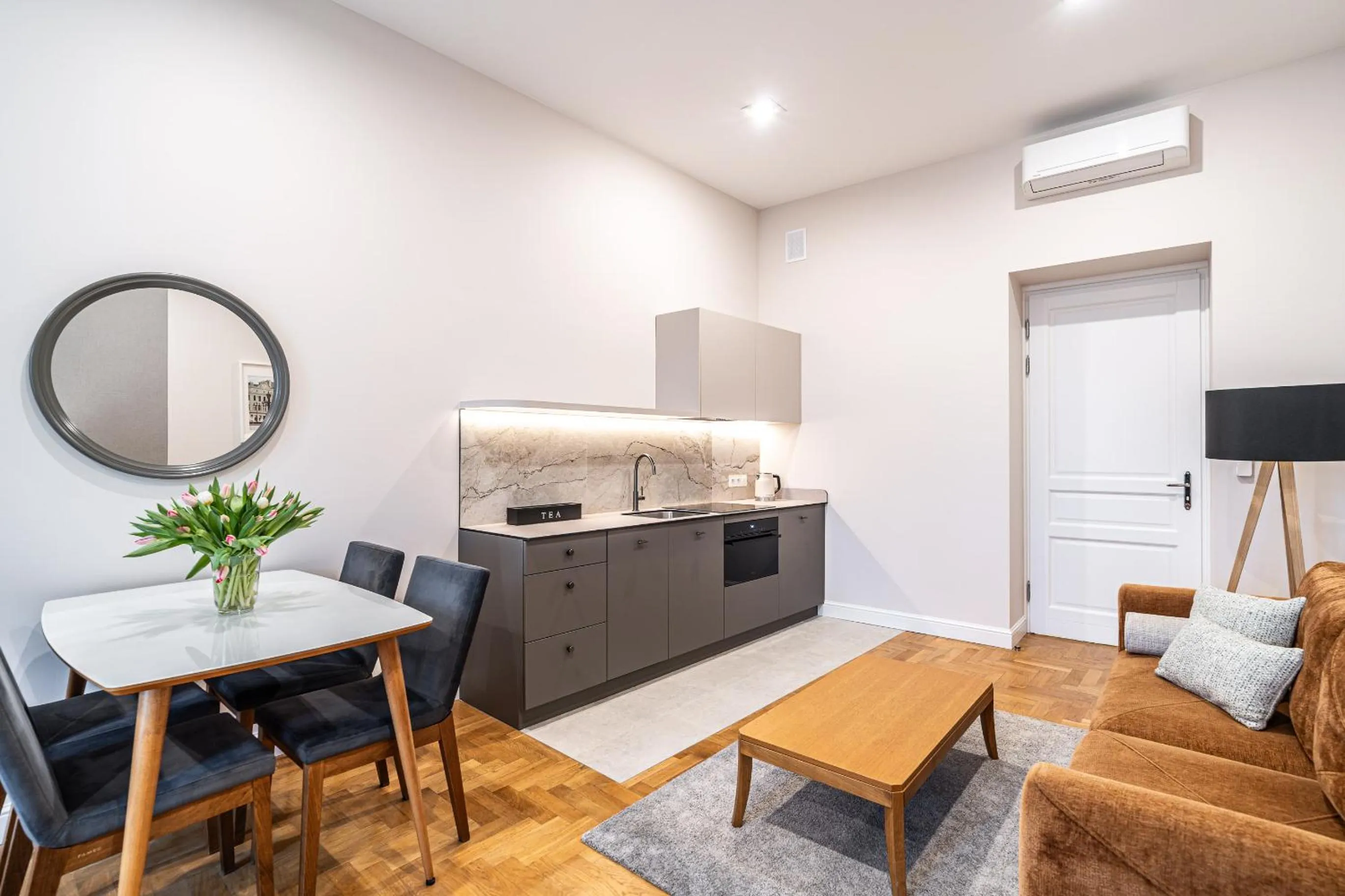 Kitchen or kitchenette in Venetian House Market Square Aparthotel