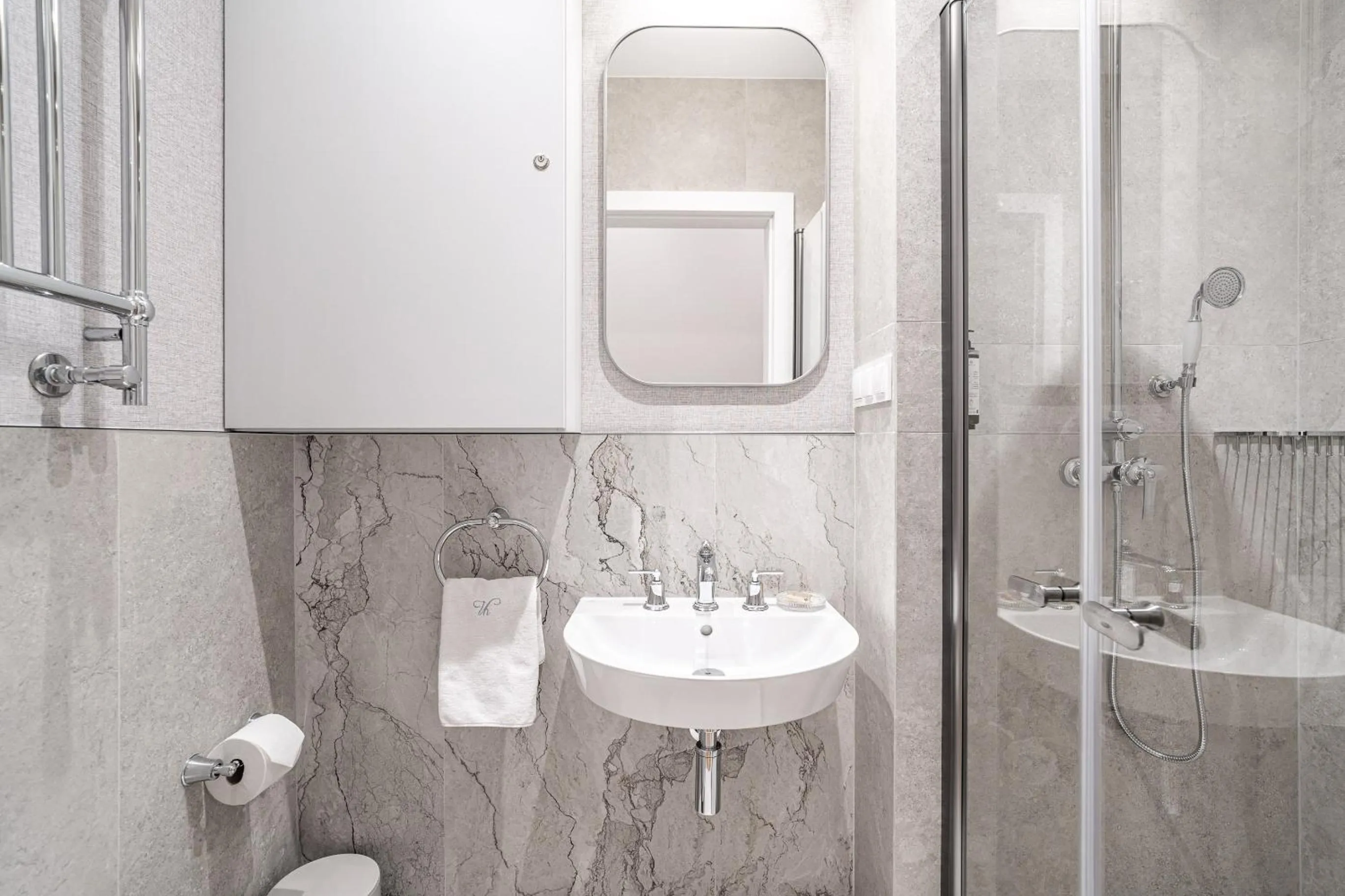 Shower in Venetian House Market Square Aparthotel