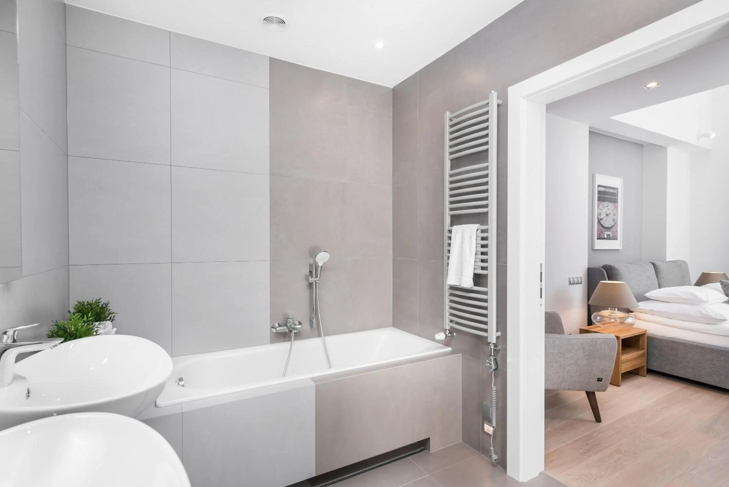 Shower, Bed in Venetian House Market Square Aparthotel