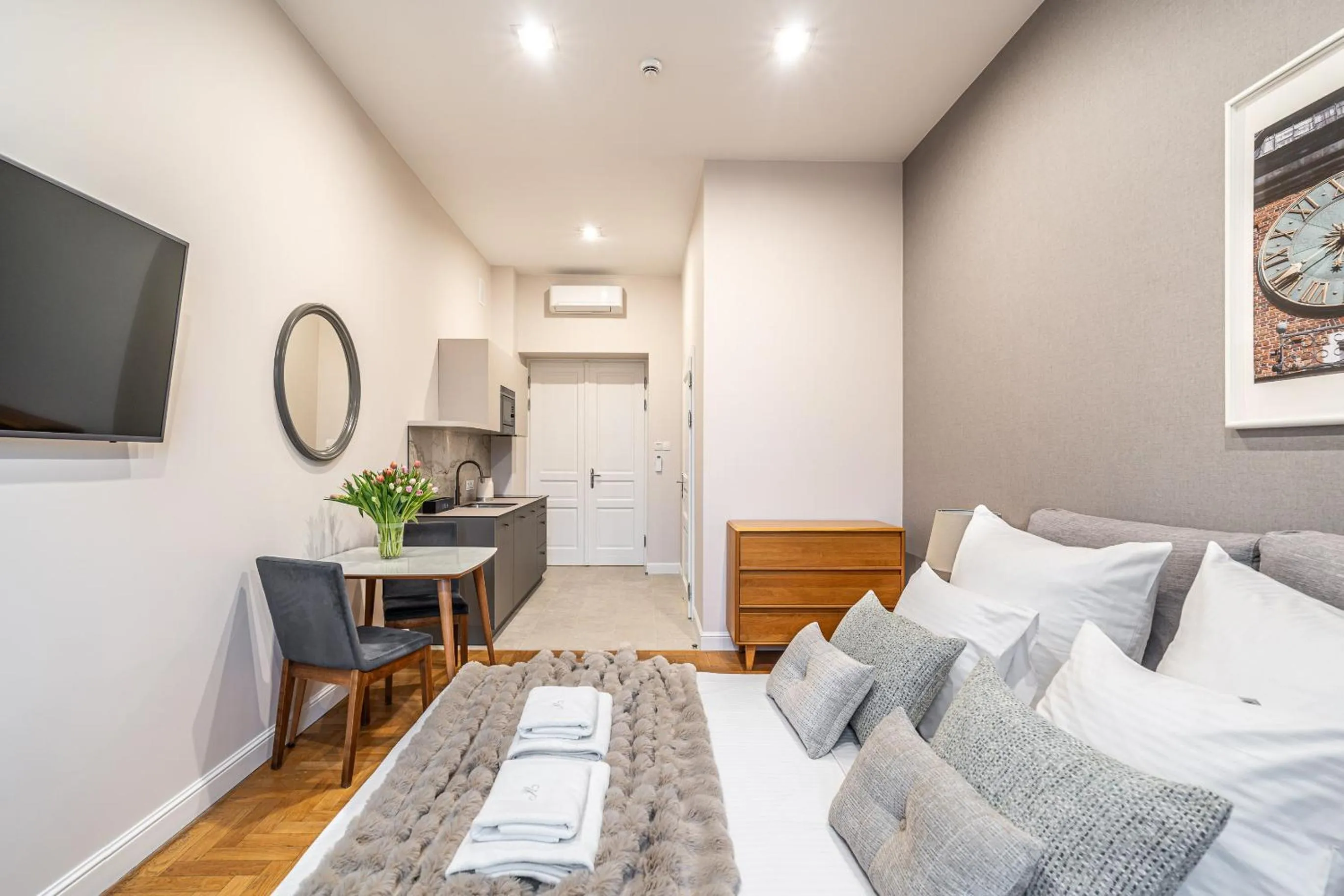 Bed in Venetian House Market Square Aparthotel