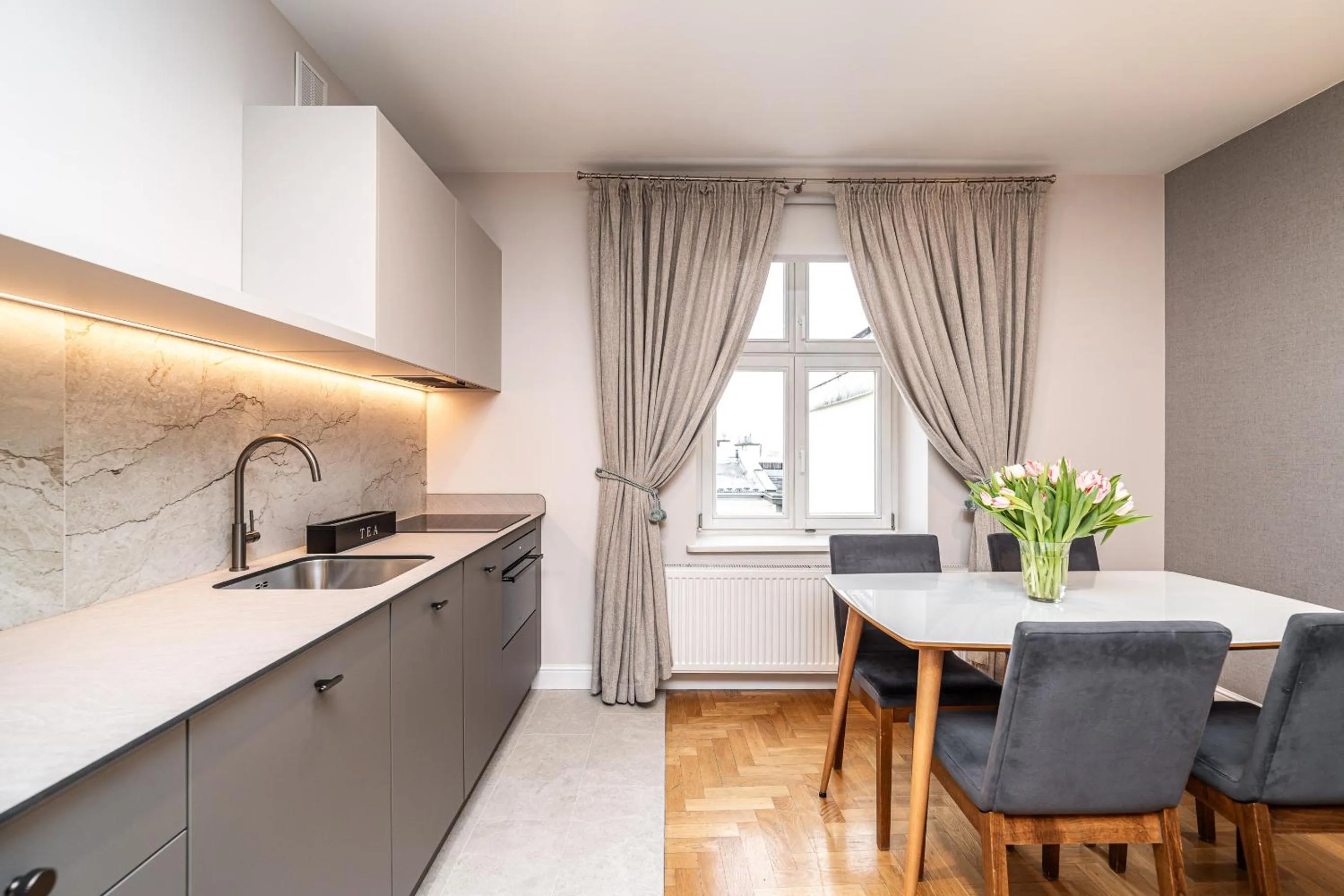 Kitchen or kitchenette in Venetian House Market Square Aparthotel