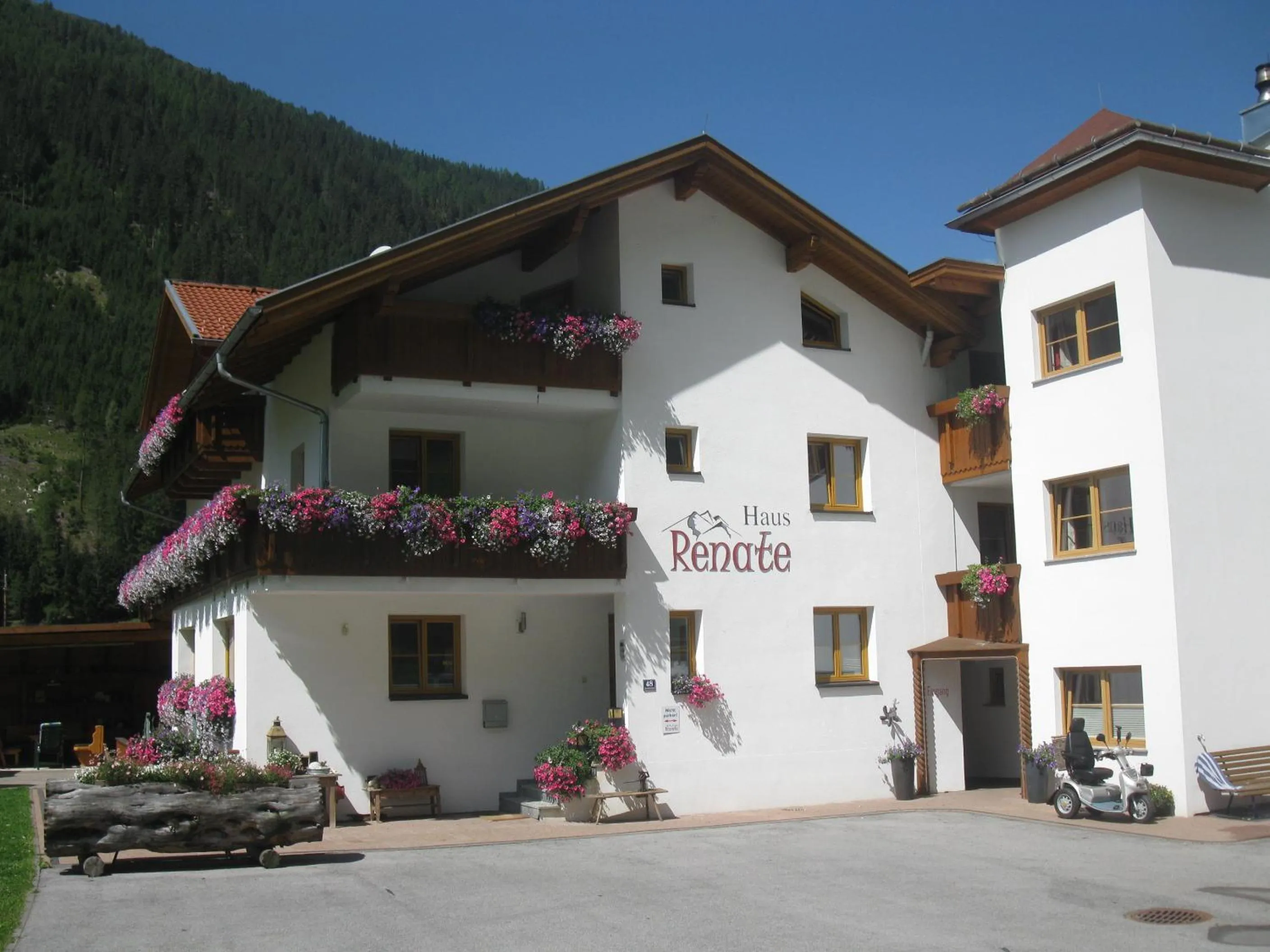 Facade/entrance in Haus Renate