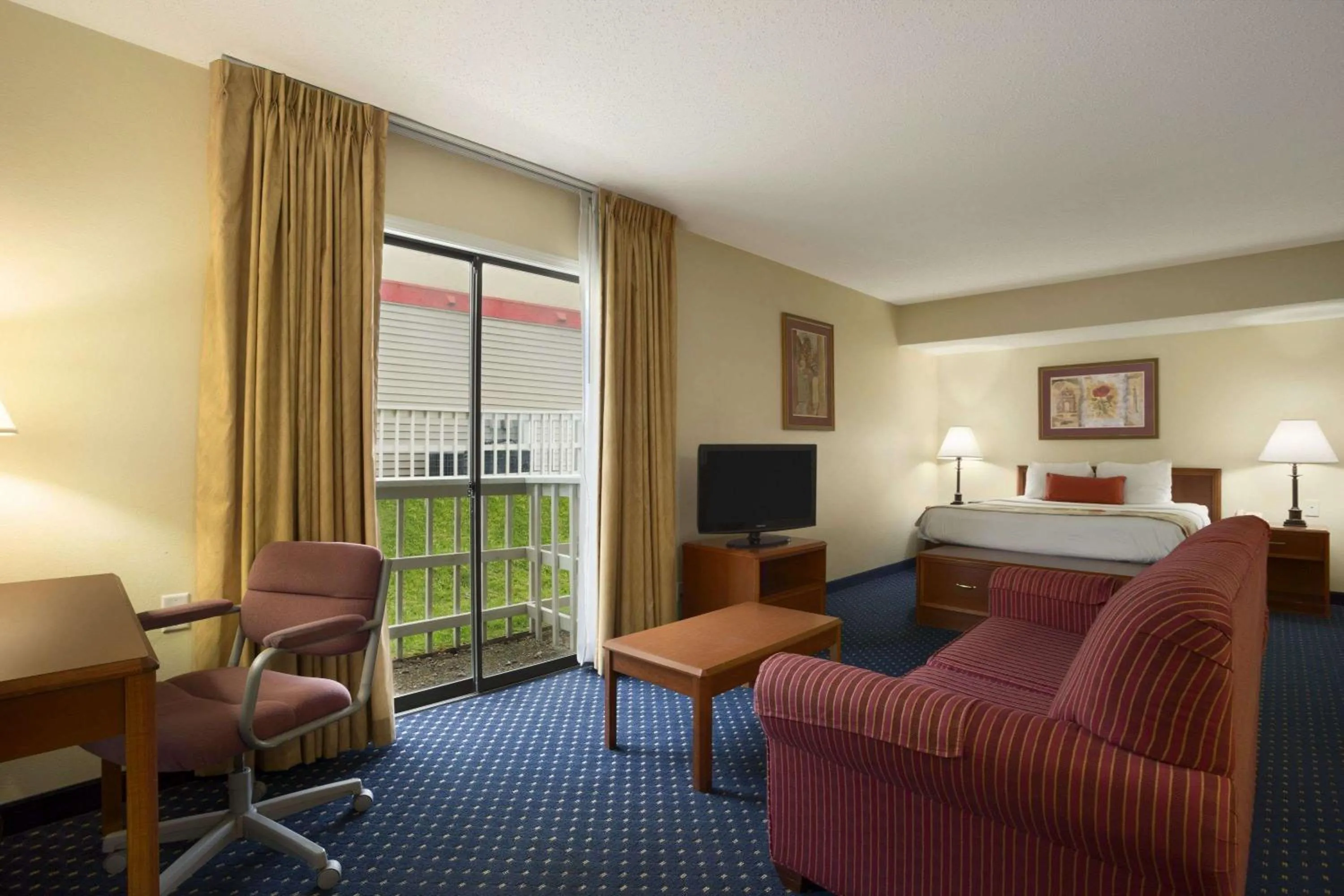 Photo of the whole room, Bed in Affordable Suites of America Grand Rapids