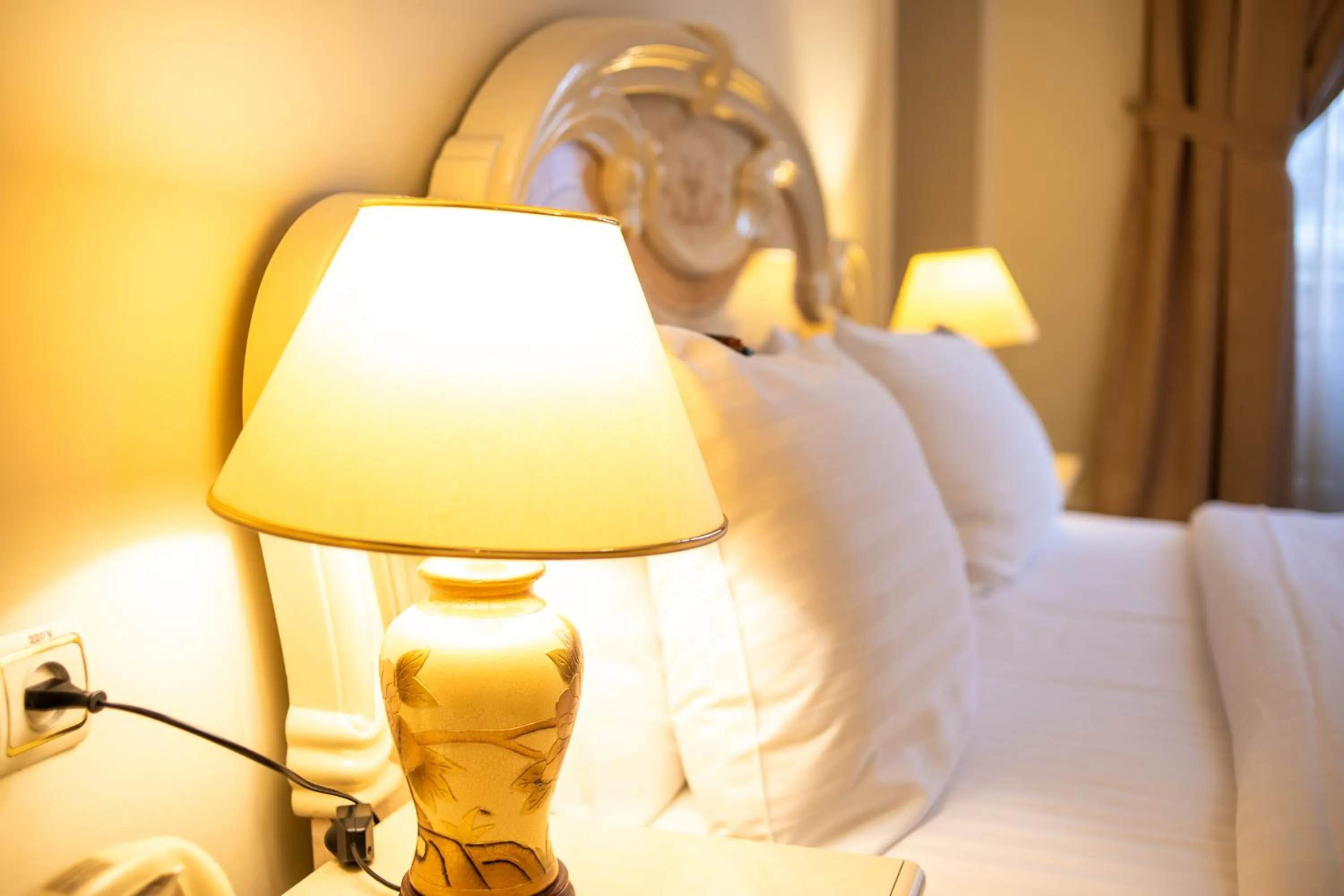 Photo of the whole room, Bed in George Hotel