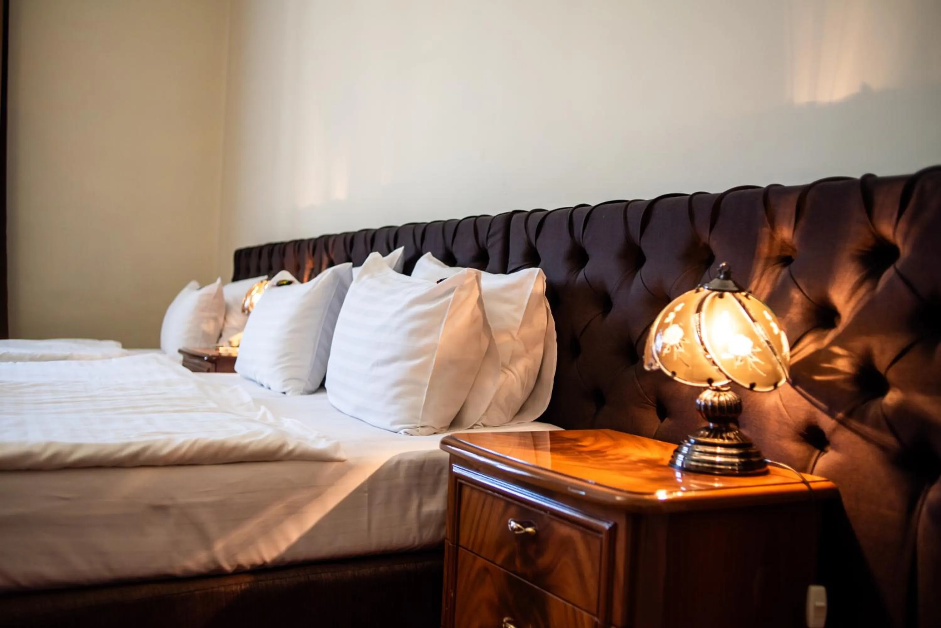 Photo of the whole room, Bed in George Hotel