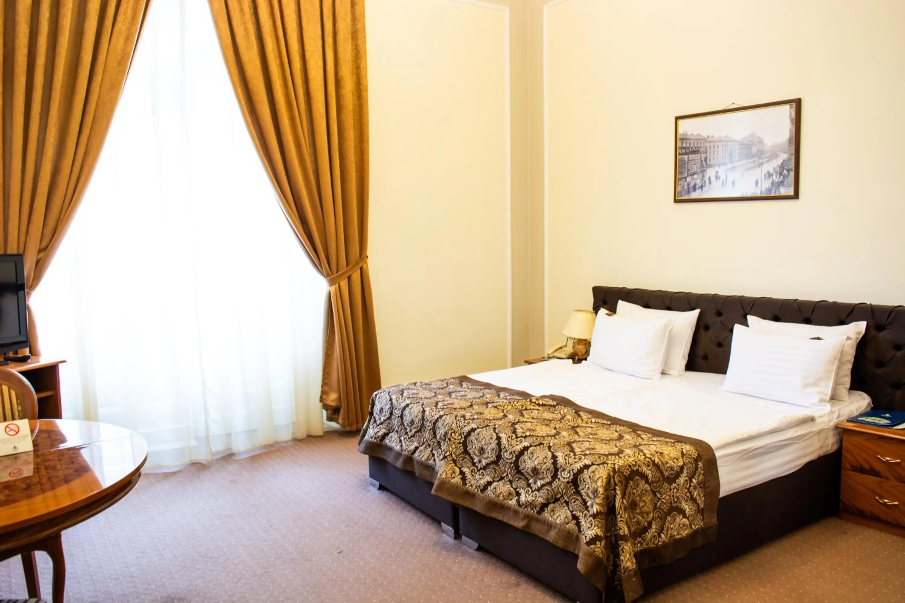 Photo of the whole room, Bed in George Hotel