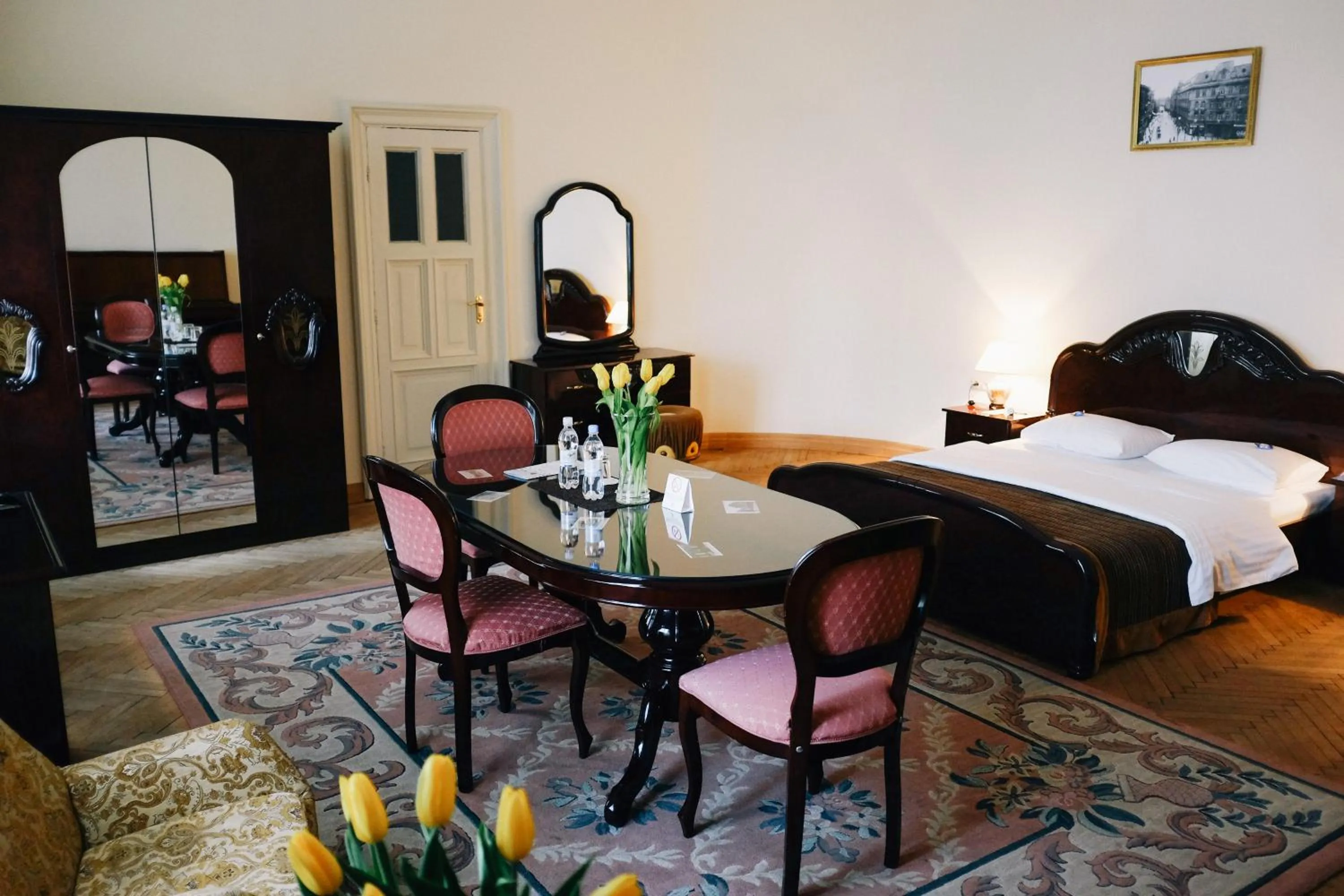 Photo of the whole room, Bed in George Hotel