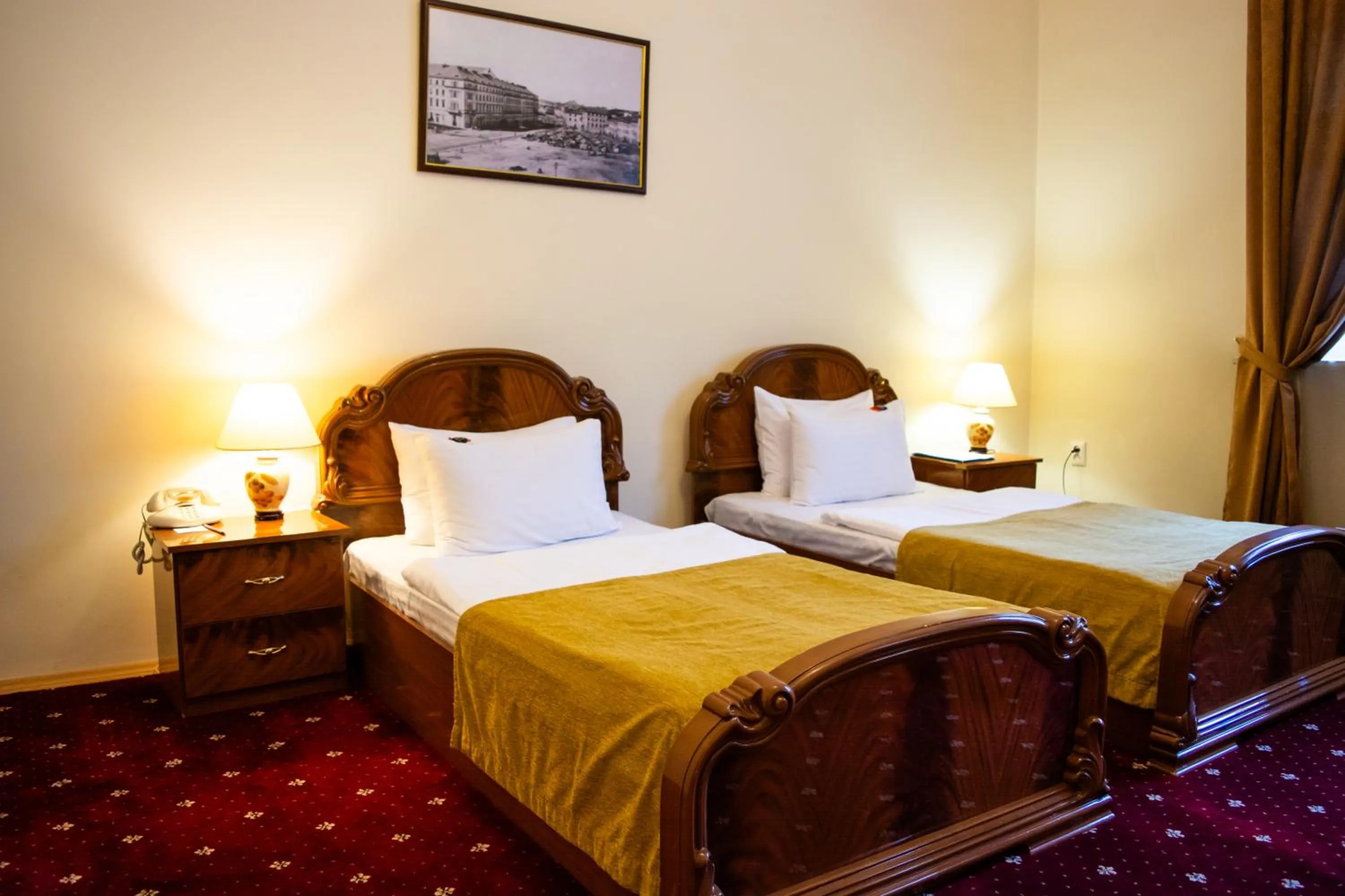 Photo of the whole room, Bed in George Hotel