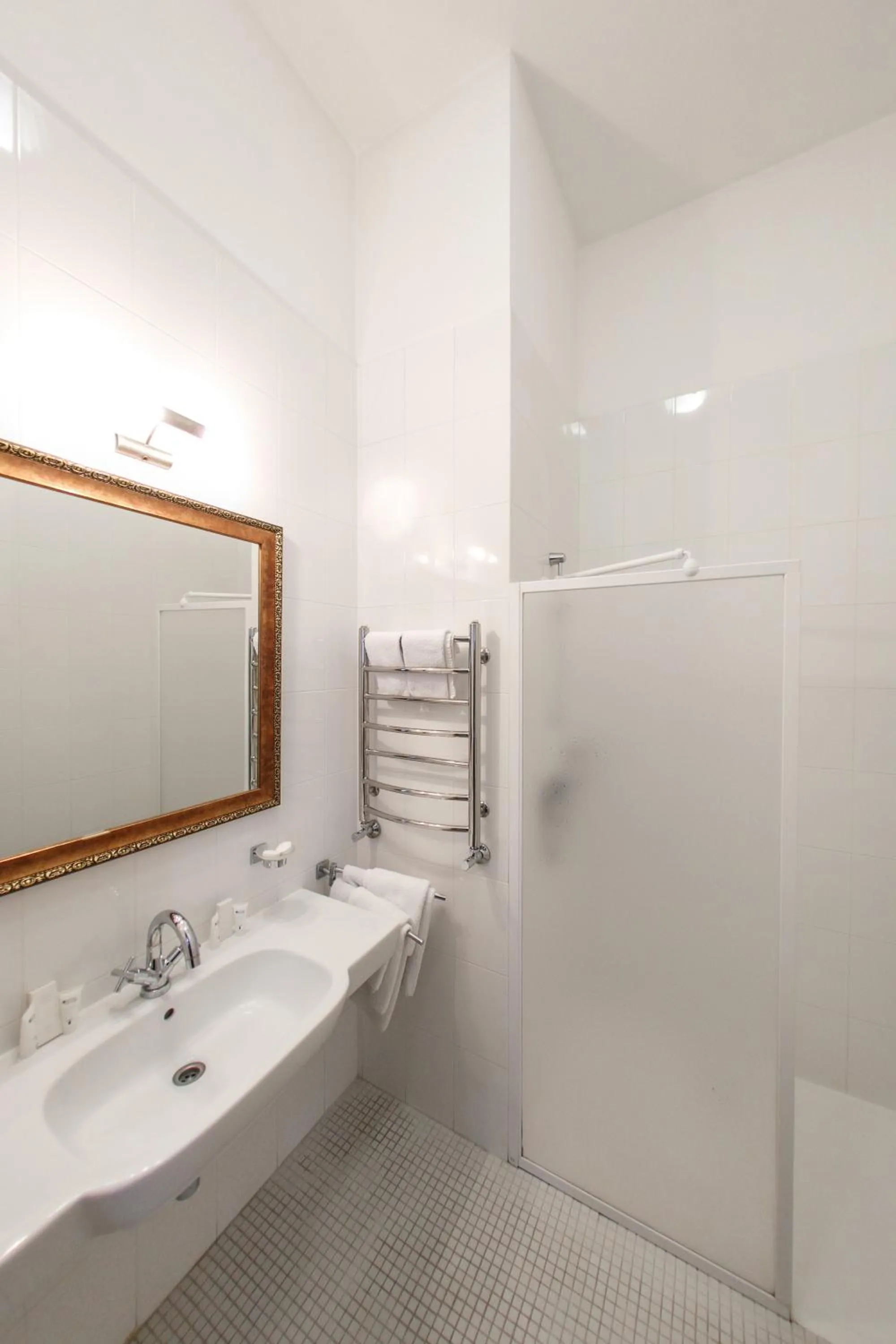 Bathroom in George Hotel