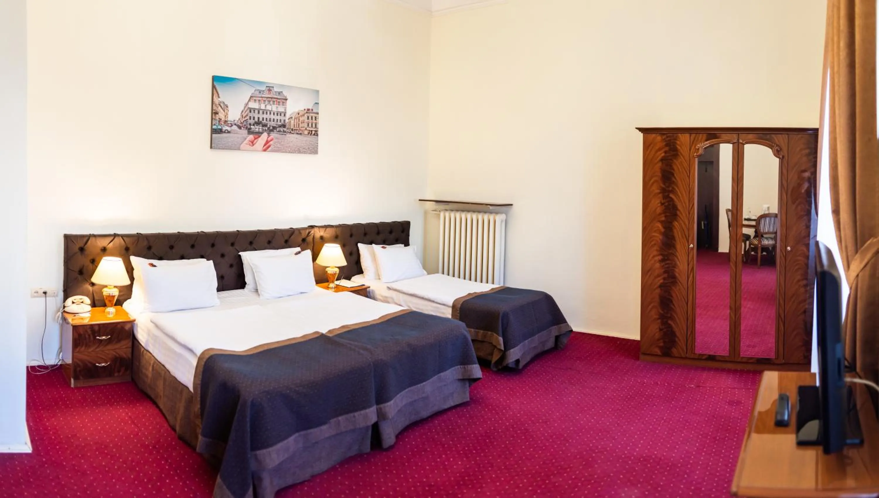 Photo of the whole room, Bed in George Hotel