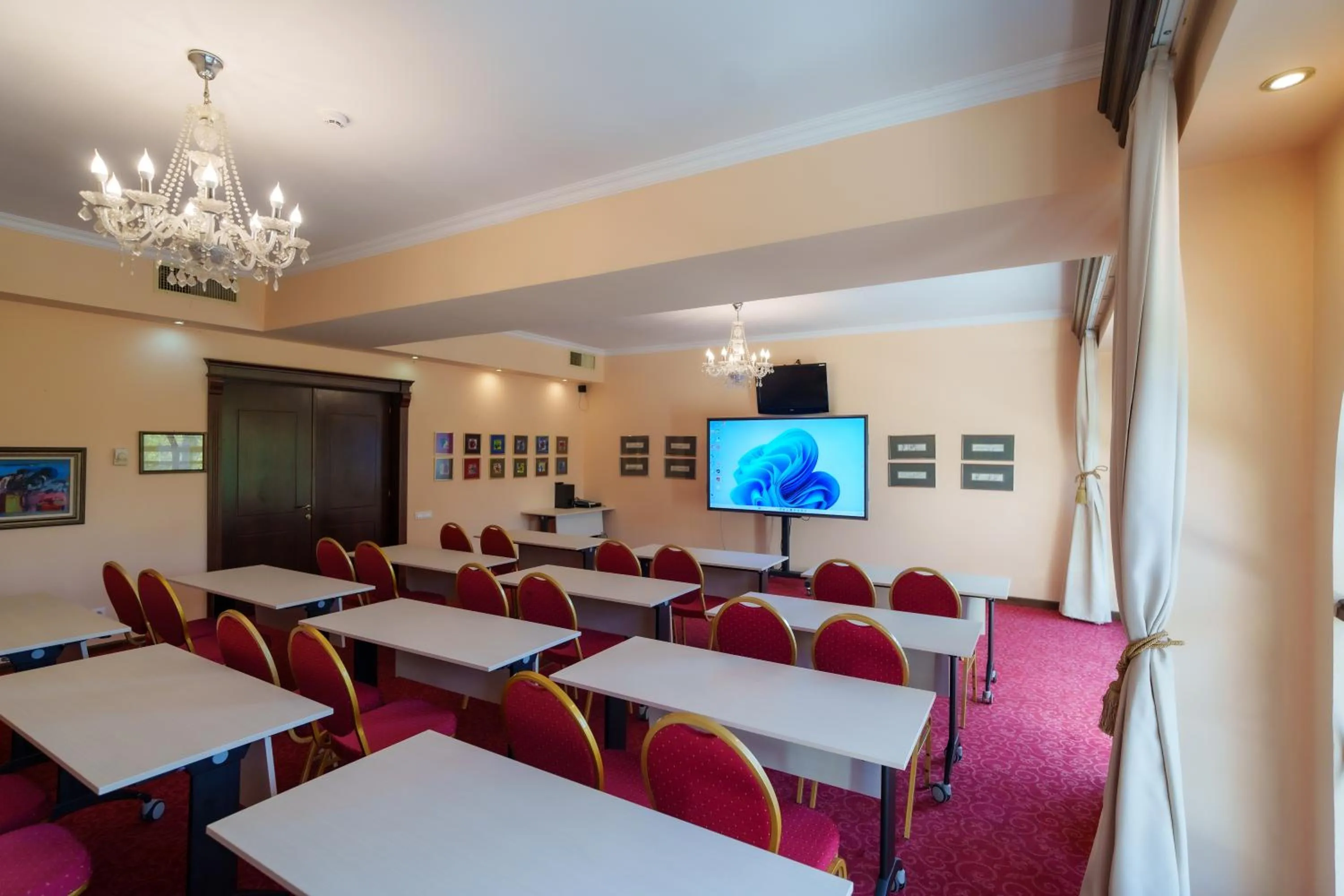 TV and multimedia in Grand Hotel Sofianu
