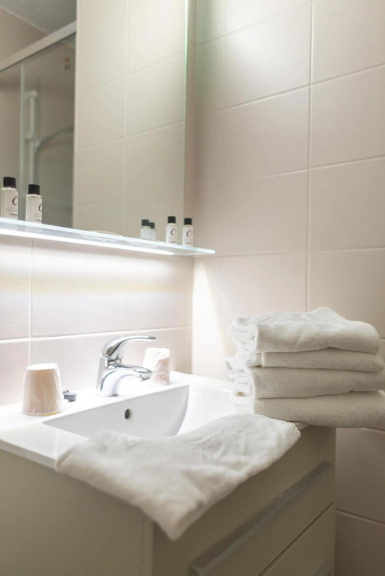 Bathroom in The Originals City, Relax'Otel & Spa, Le Barcarès