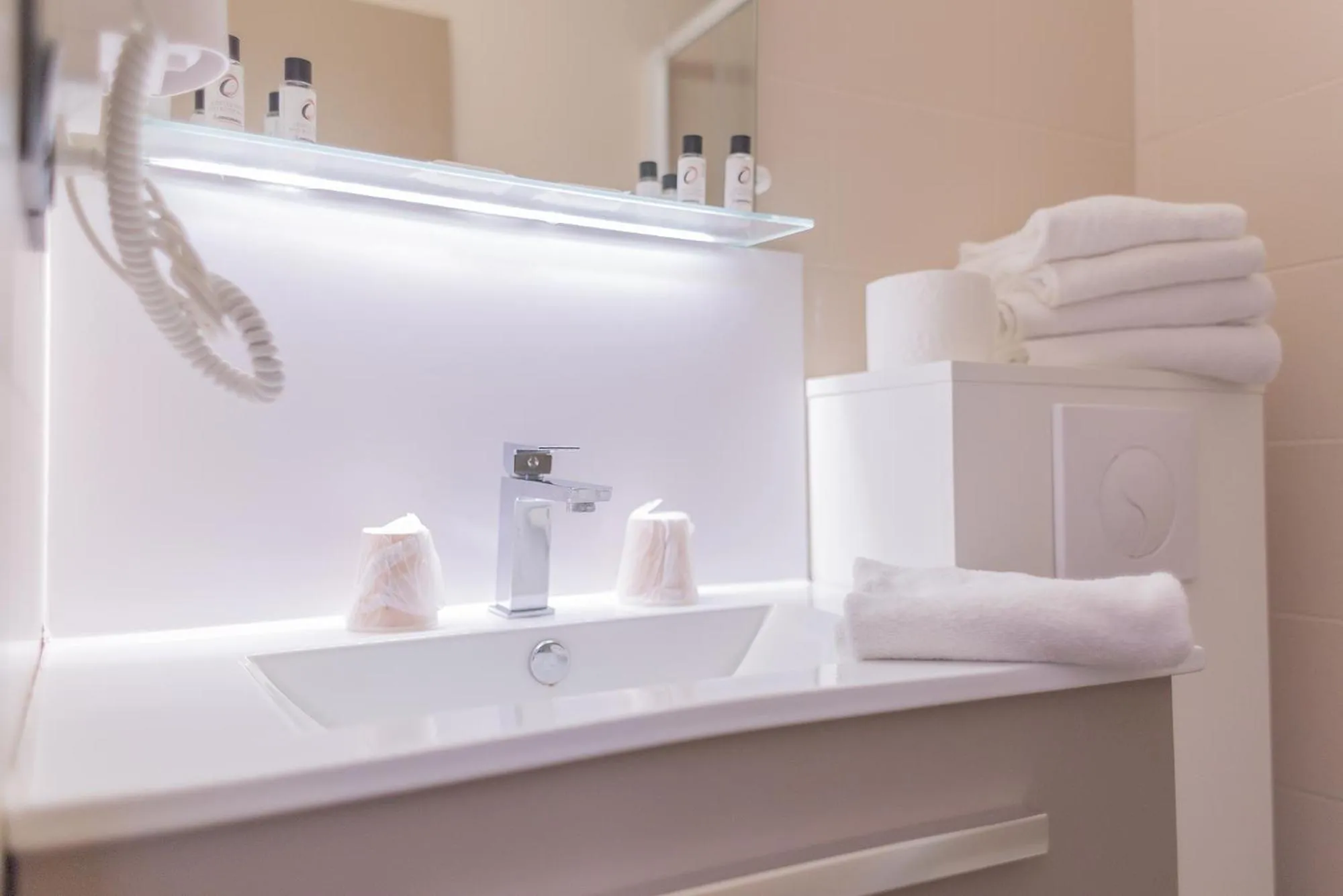 Bathroom in The Originals City, Relax'Otel & Spa, Le Barcarès