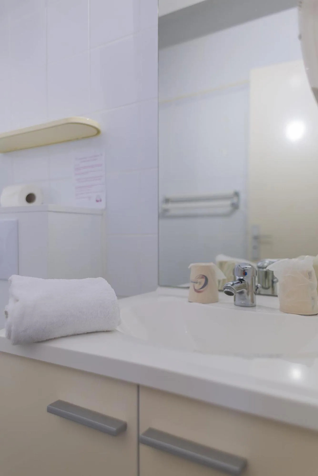 Bathroom, Bed in The Originals City, Relax'Otel & Spa, Le Barcarès