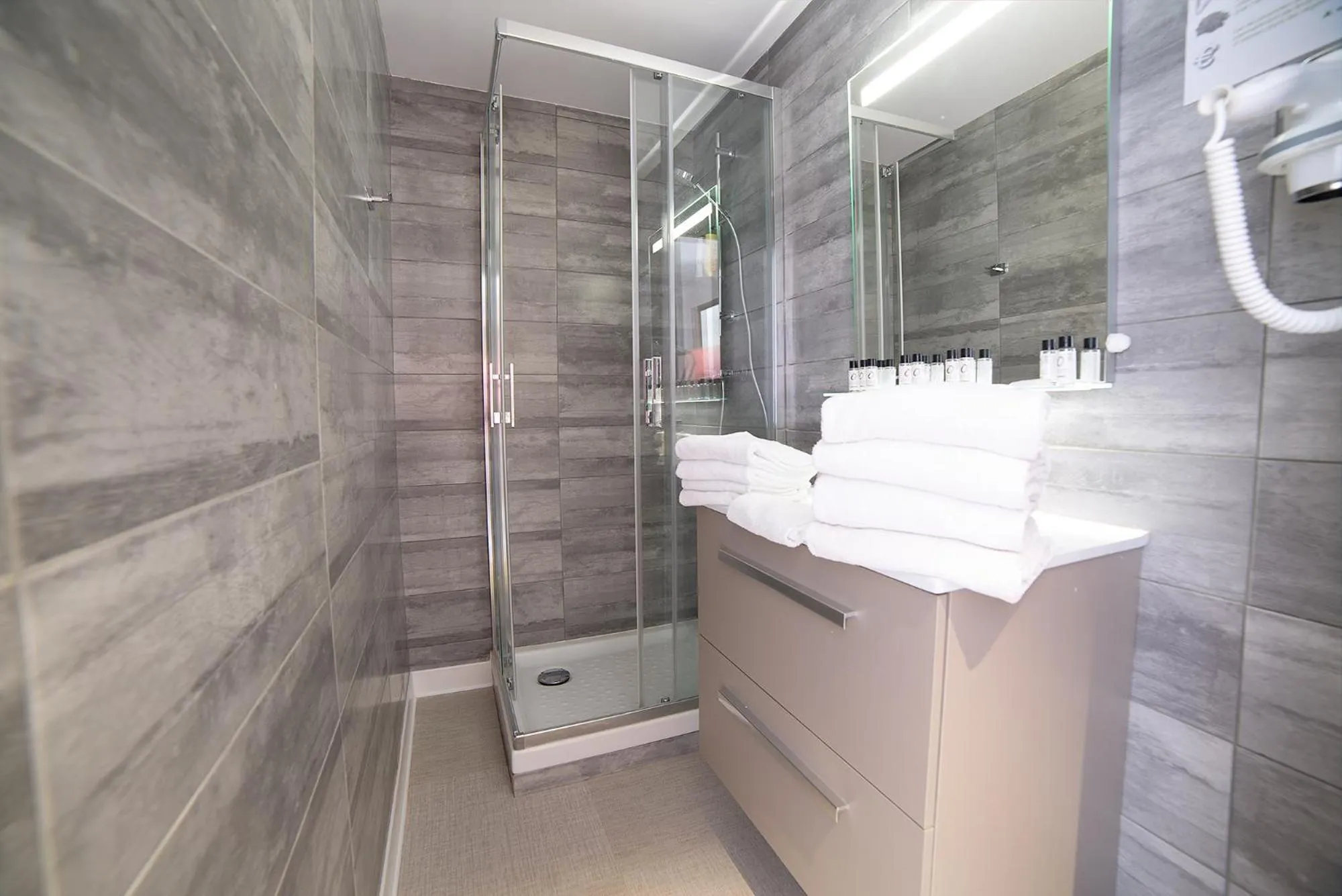 Bathroom in The Originals City, Relax'Otel & Spa, Le Barcarès