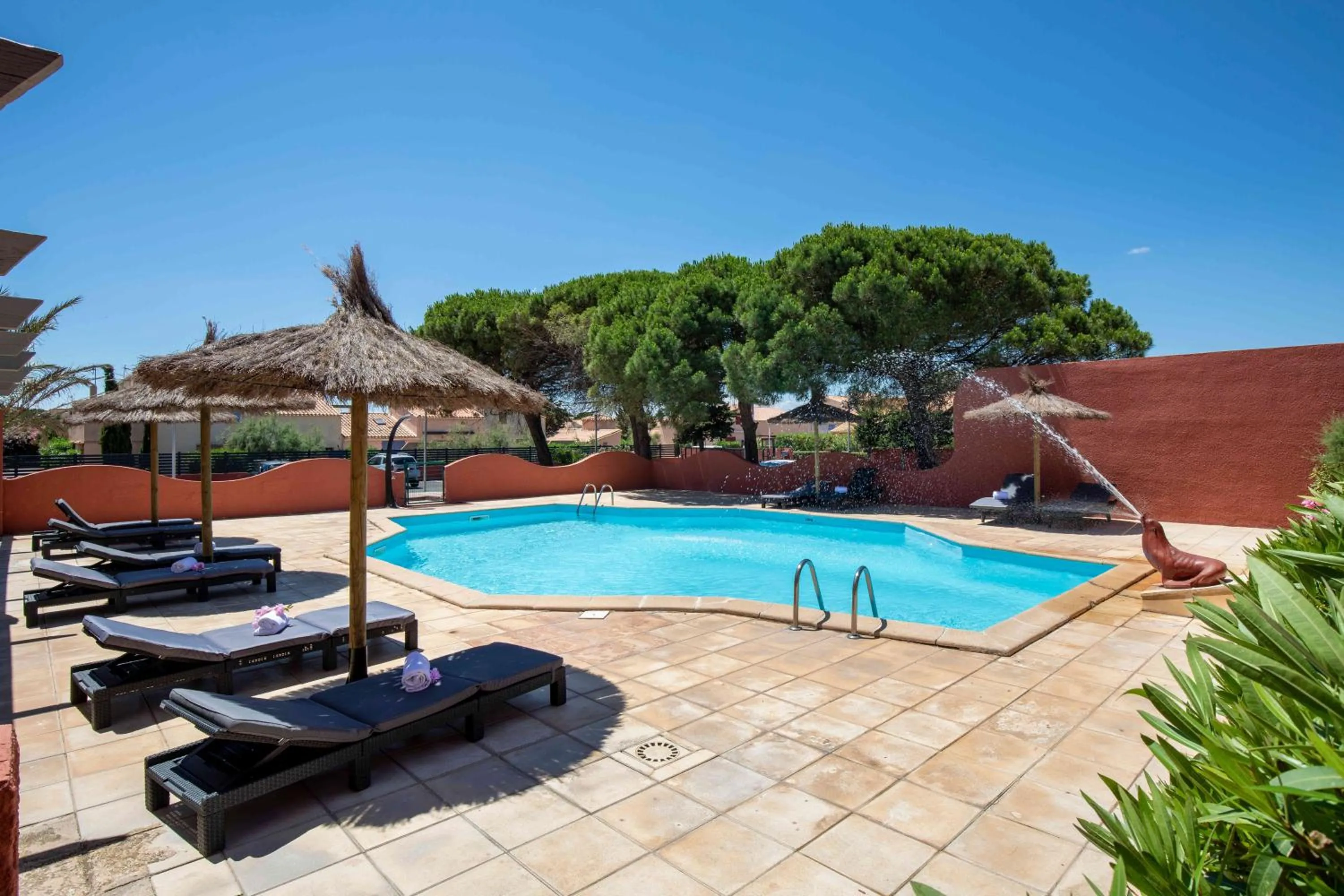 Pool view in The Originals City, Relax'Otel & Spa, Le Barcarès