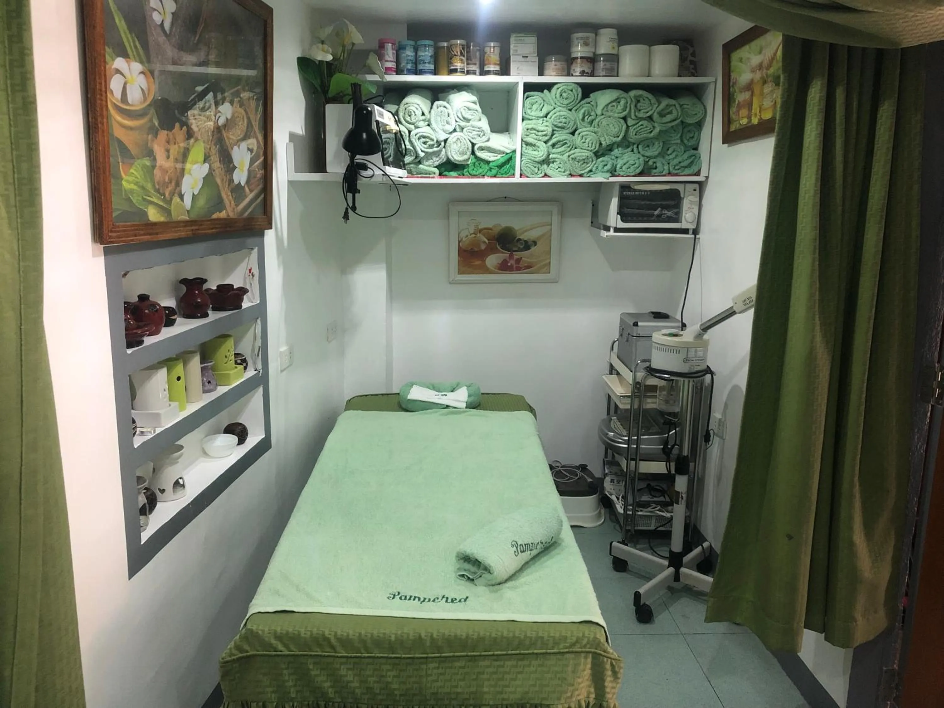 Spa and wellness centre/facilities, Bed in Badladz Staycation Condos