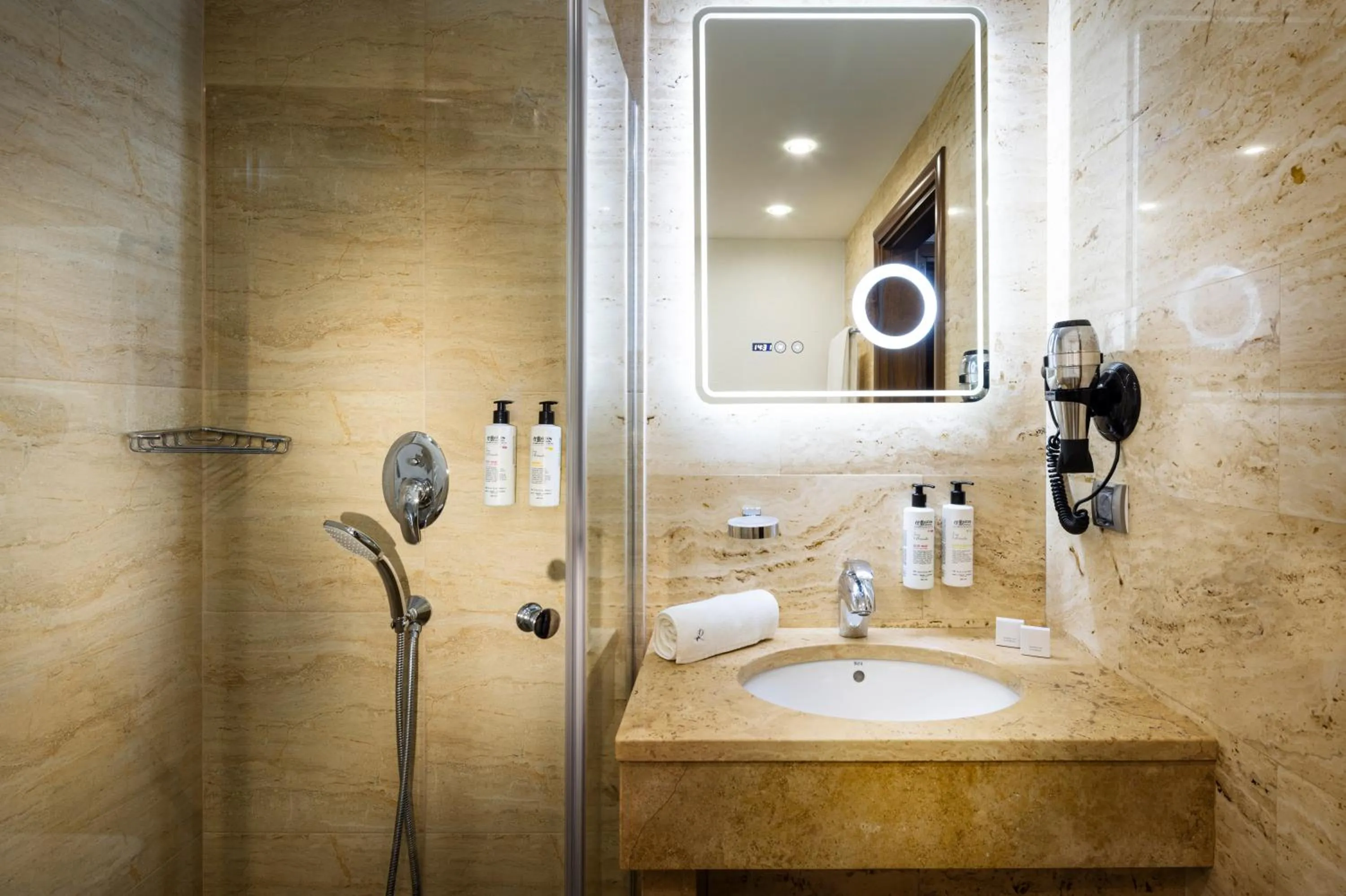 Shower in Rosslyn Thracia Hotel Sofia