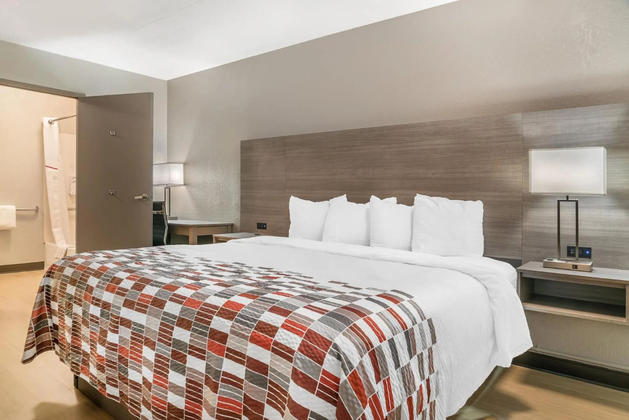 Photo of the whole room, Bed in Red Roof Inn Detroit Metro Airport - Taylor