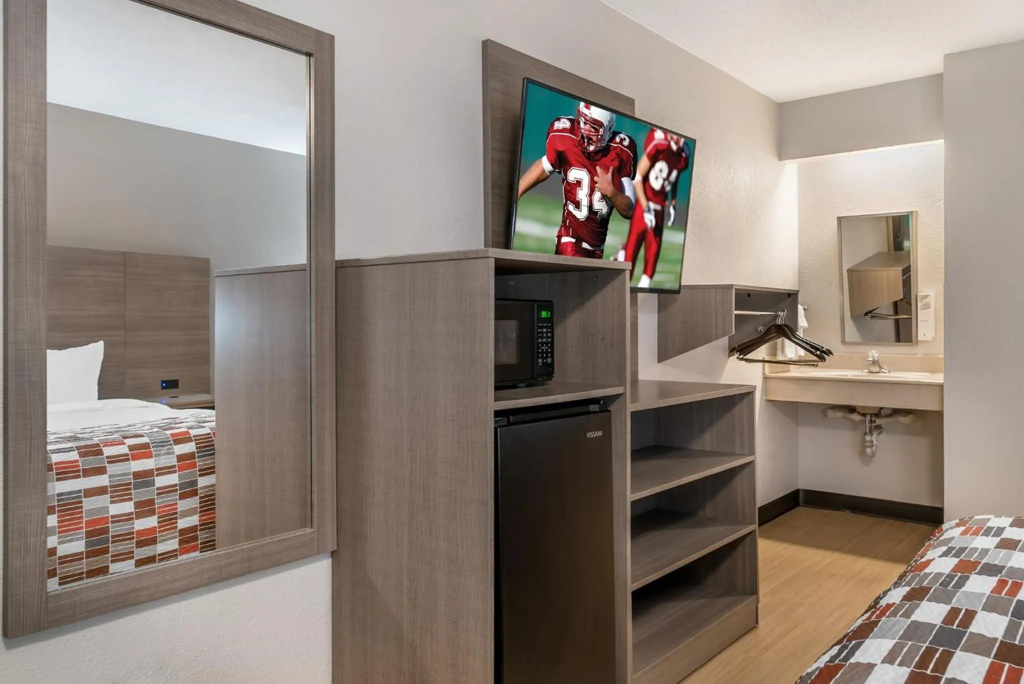 Photo of the whole room, Bed in Red Roof Inn Detroit Metro Airport - Taylor