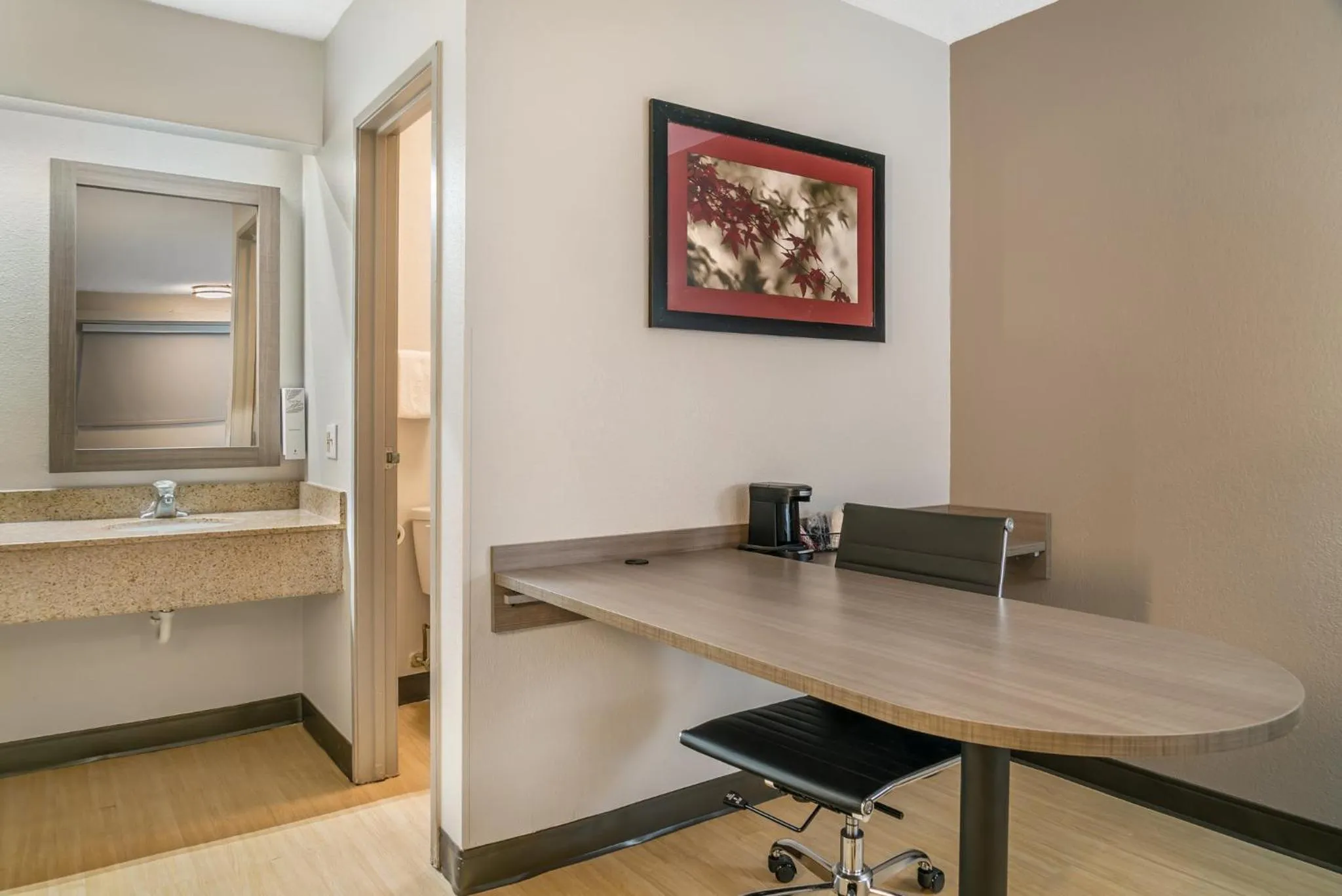 Bedroom in Red Roof Inn Detroit Metro Airport - Taylor