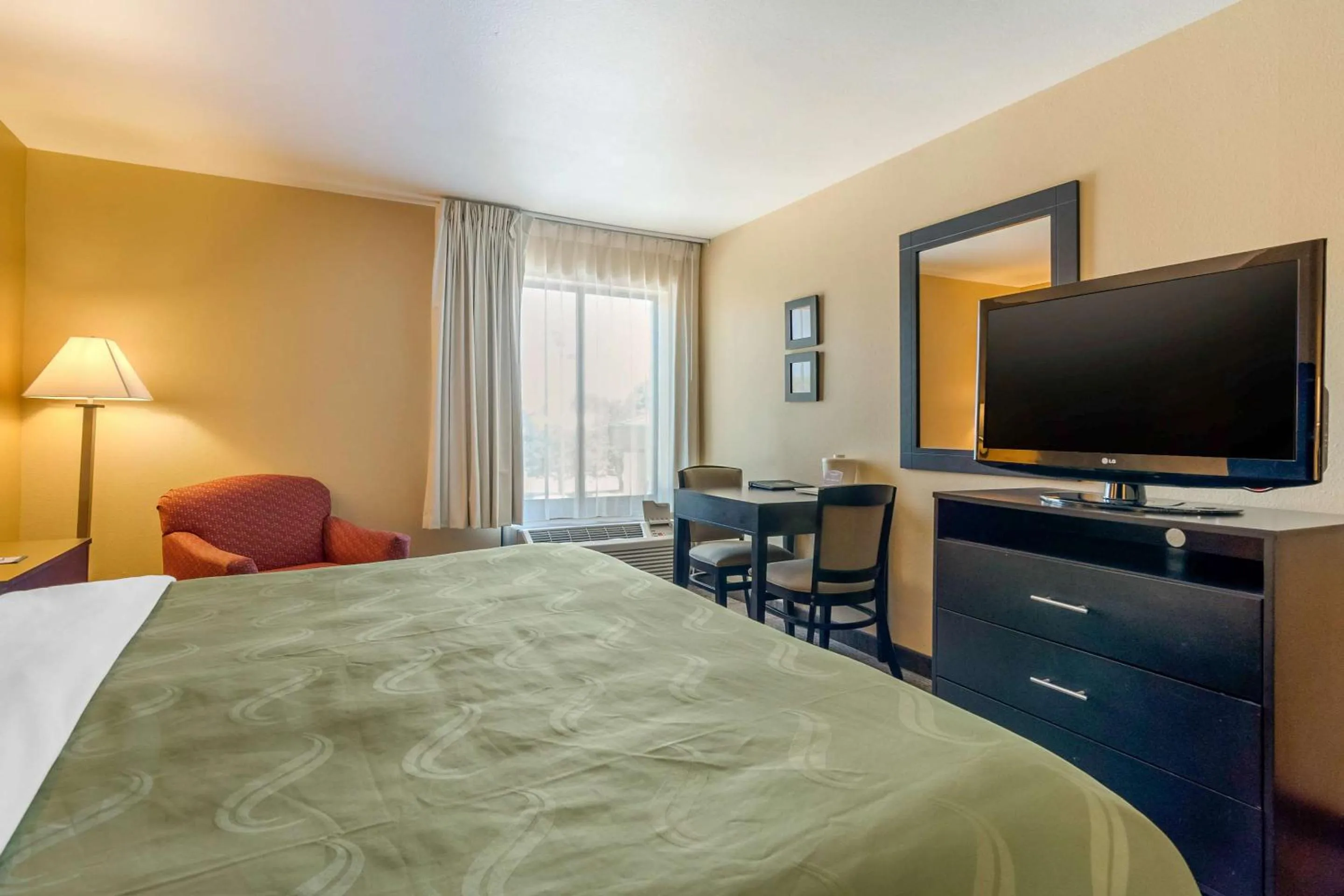 Bedroom, Bed in Quality Inn & Suites Lenexa Kansas City