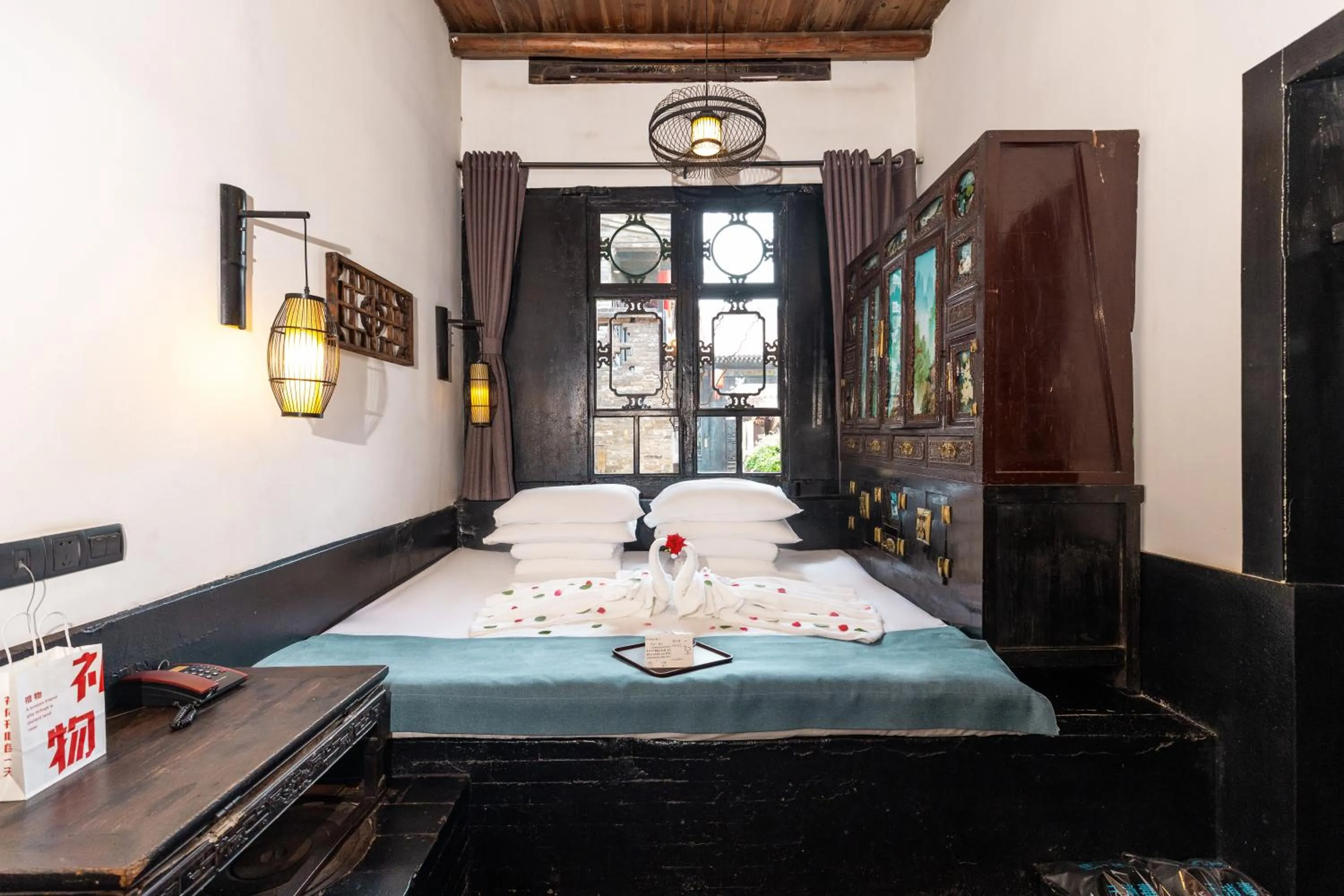 Bed in Elsewhere Hotel The former residence of the draft bank