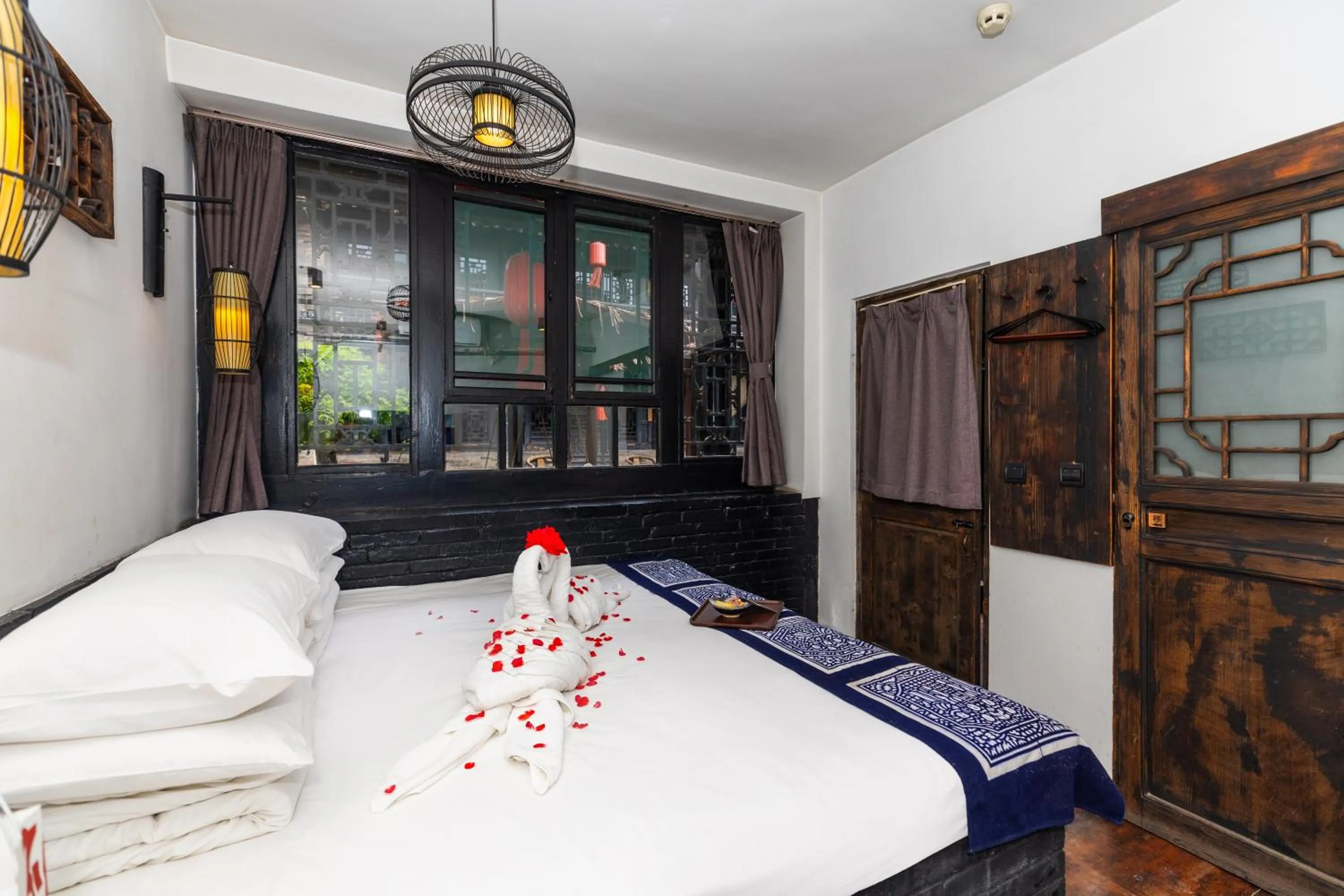 Bed in Elsewhere Hotel The former residence of the draft bank